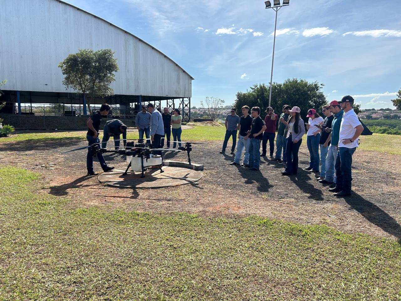 Engenharia Agronômica UNIFIPA promove curso com drones agrícolas para alunos do 5º ano