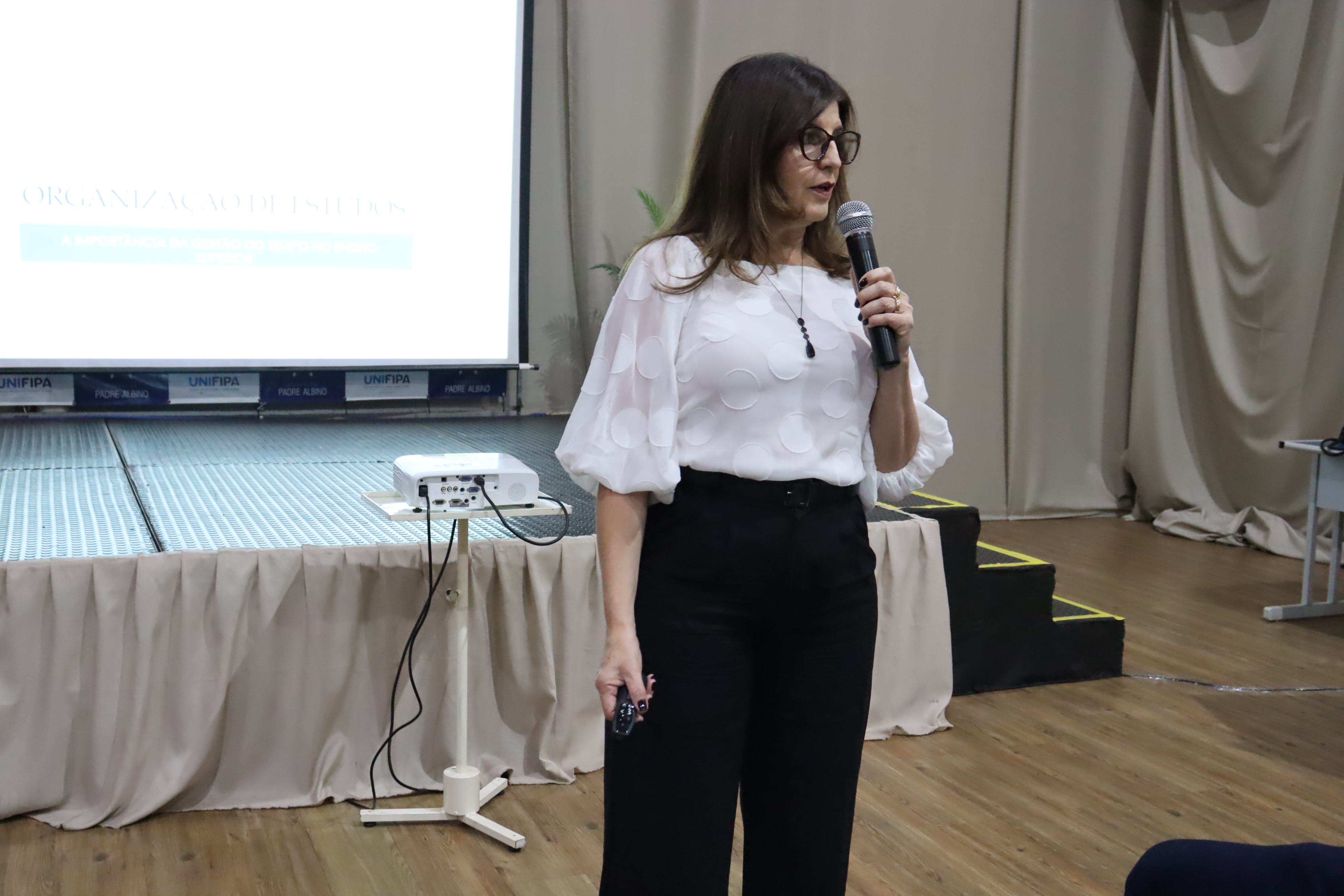 Rita Murari ministra palestra sobre organização dos estudos e gestão do tempo para alunos da UNIFIPA