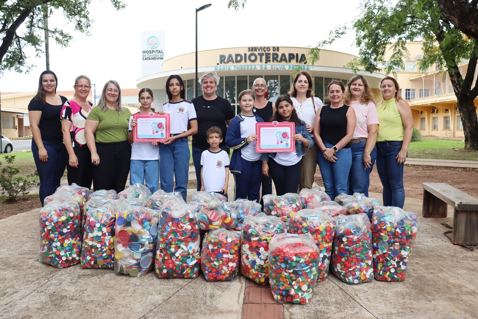 Escolas municipais de Ariranha arrecadam mais de 170 kg de tampinhas plásticas para o HCC