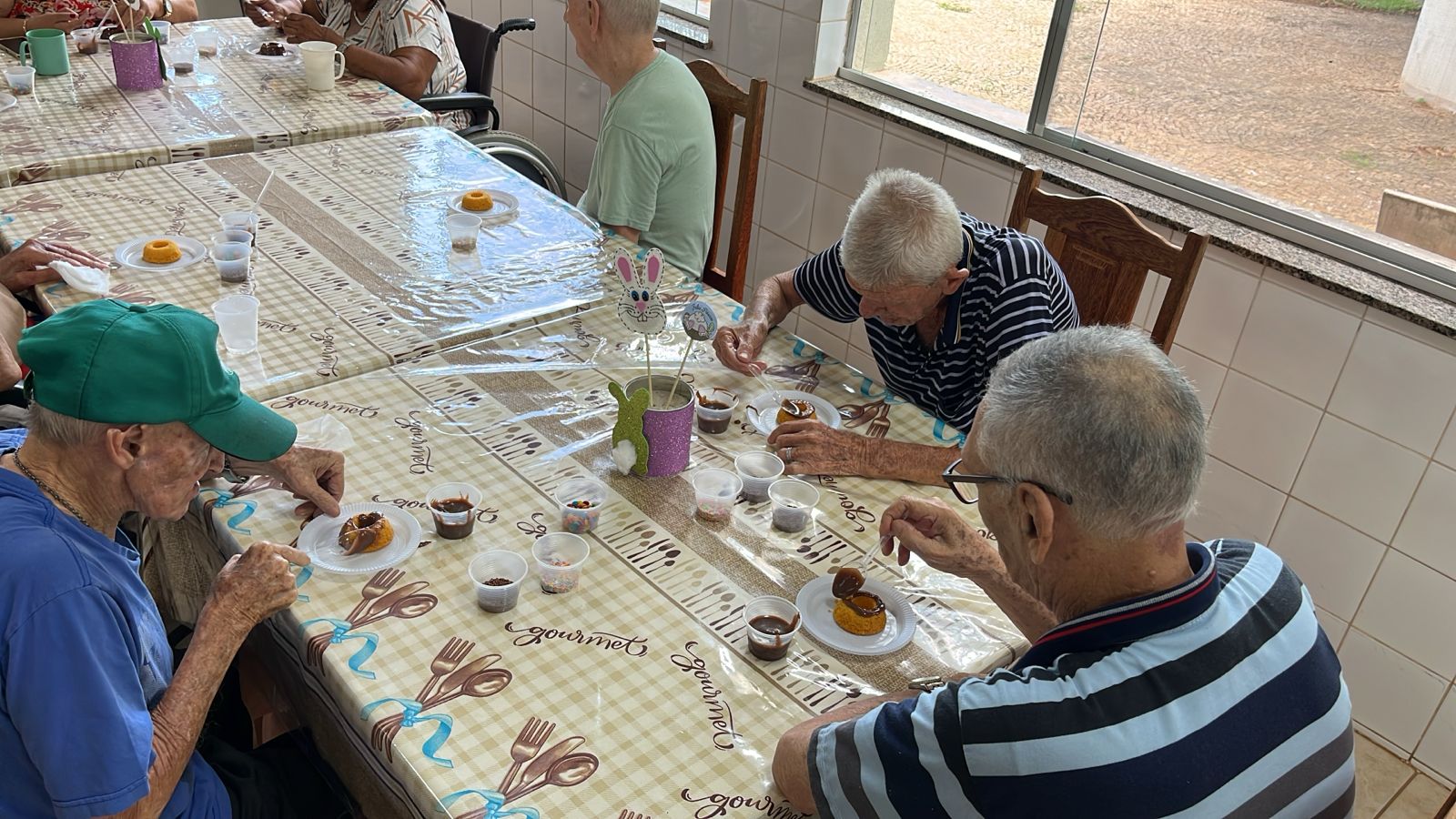 Iniciativas de Páscoa levam sabor, acolhimento e alegria às pessoas idosas do Recanto Monsenhor Albino