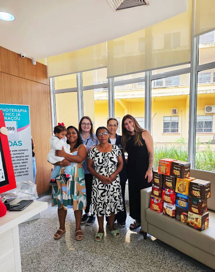 Ação solidária marca doação de panetones ao HCC