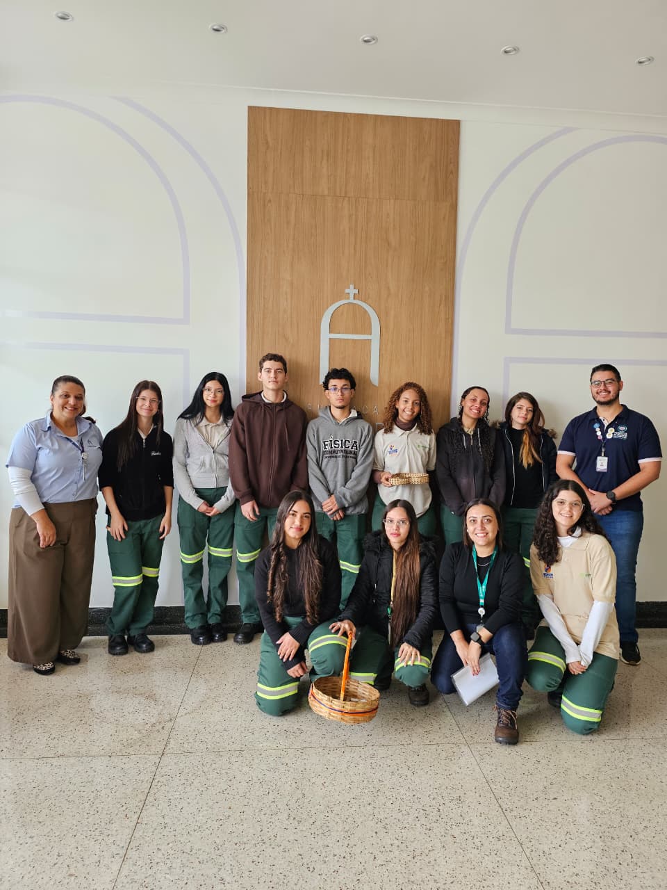 Alunos do Projeto Pescar da Citrosuco entregam mensagens de motivação a pacientes do HCC