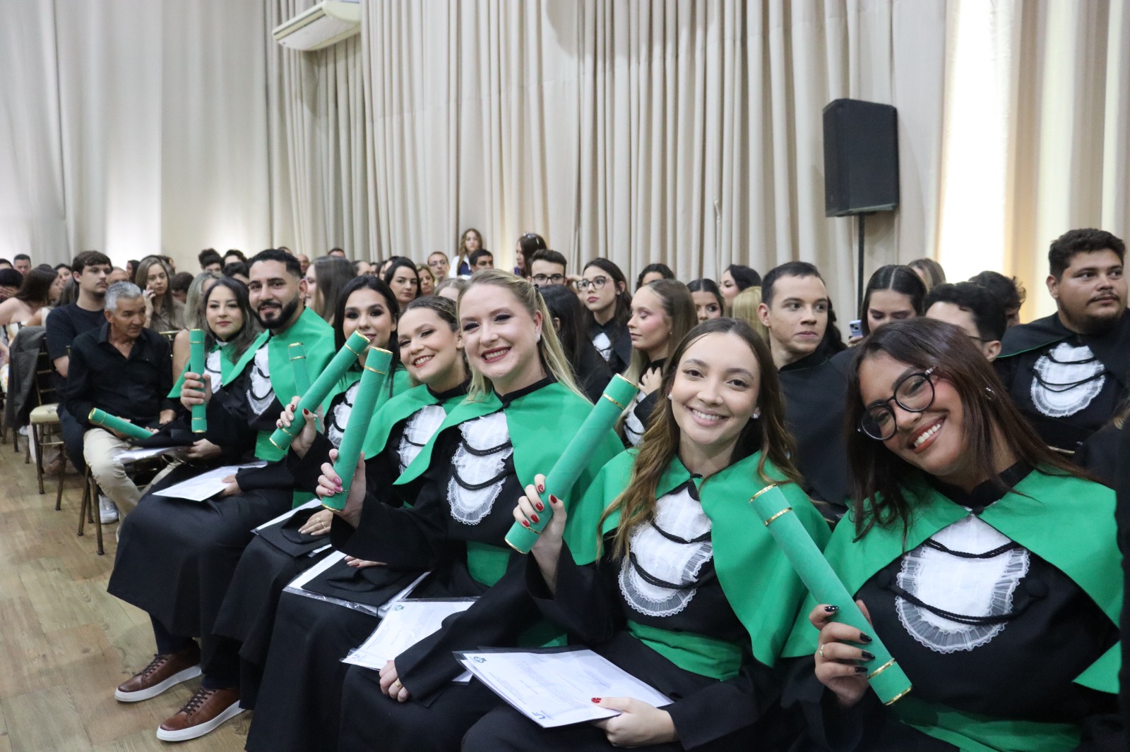 Formandos da 11ª Turma de Biomedicina UNIFIPA recebem grau em solenidade no campus sede