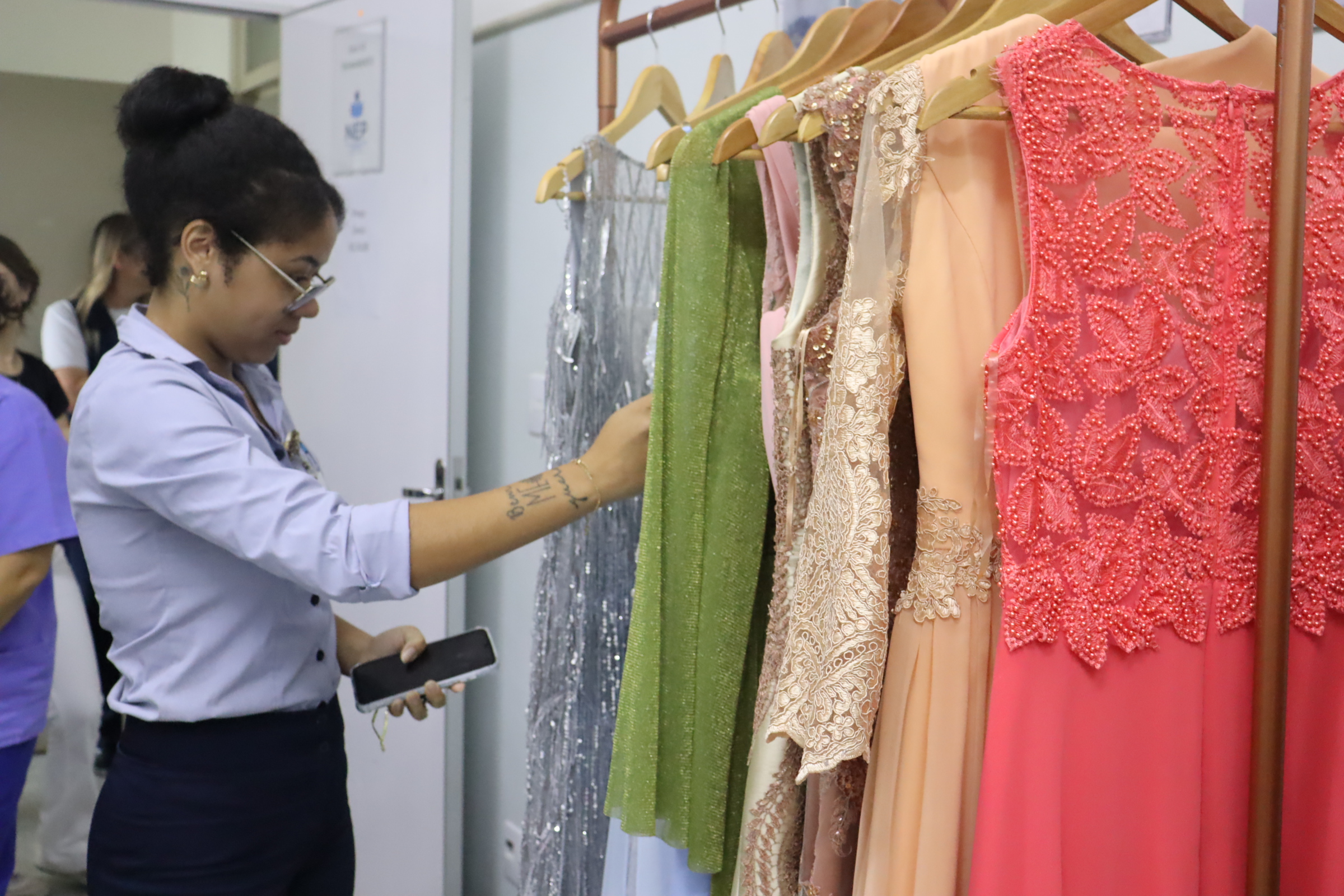 Bazar do HCC arrecada R$ 1 mil com venda de vestidos de festa