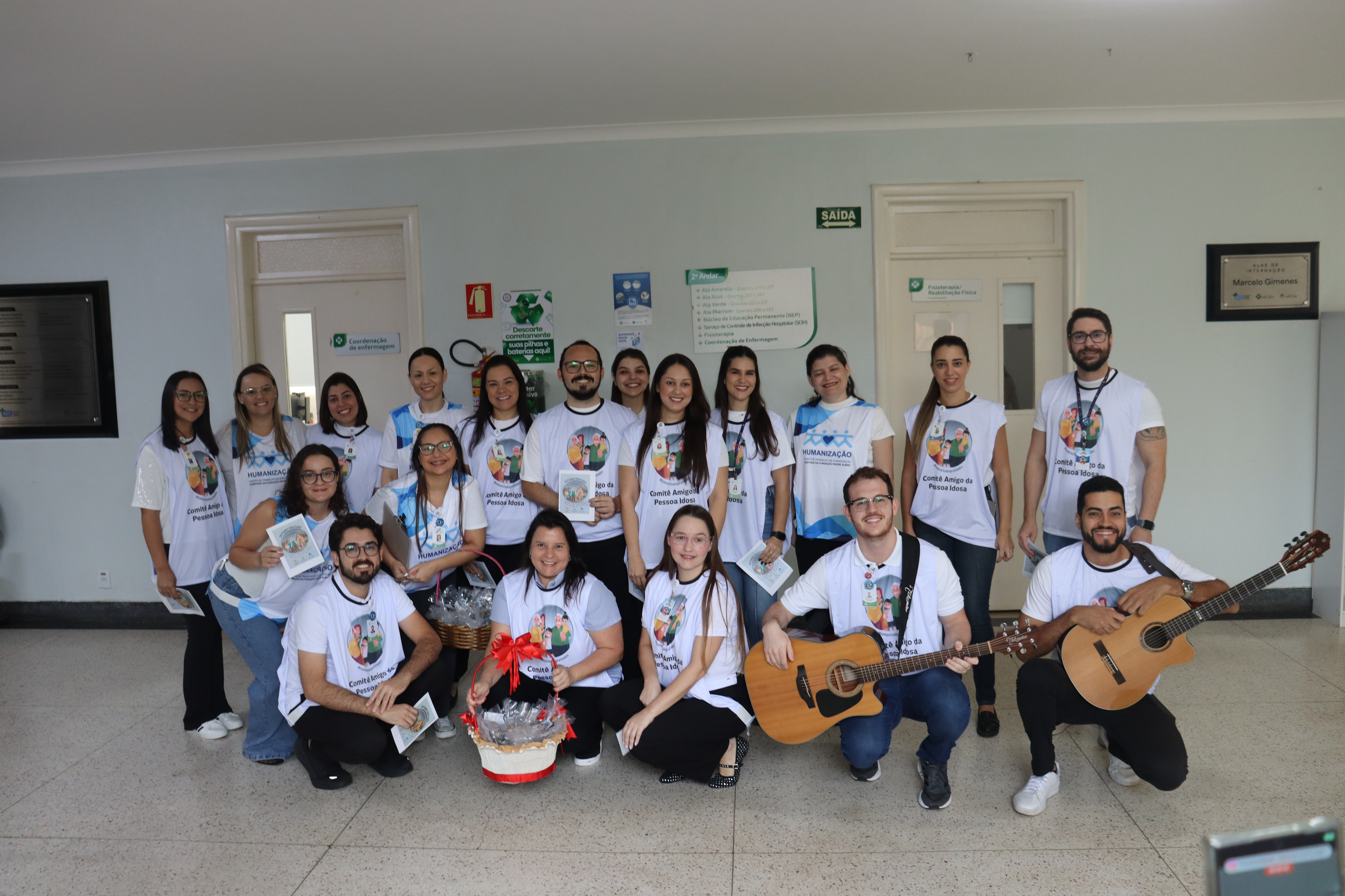 'Coral Prateado' leva música e acolhimento aos corredores do Hospital Emílio Carlos