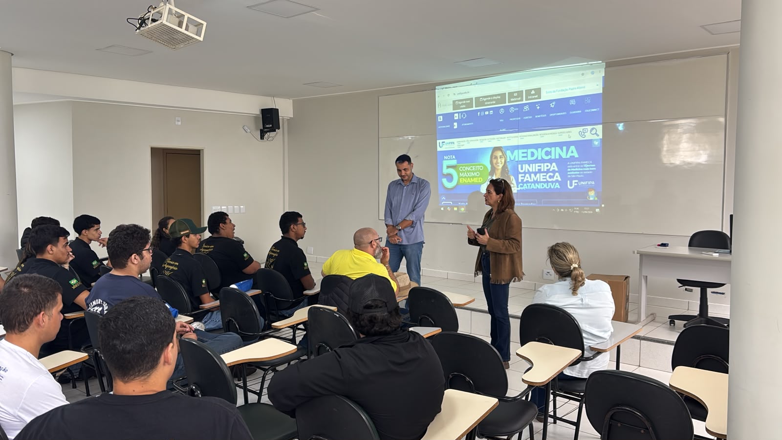 Alunos de escola estadual de Colina visitam a UNIFIPA