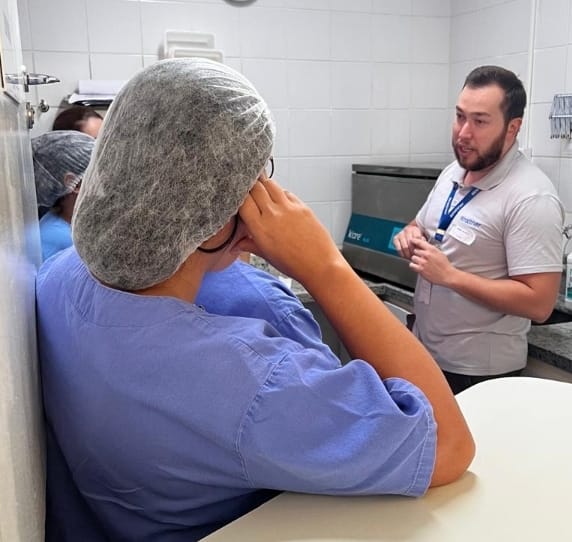 Equipe da CME do AME Catanduva recebe treinamento sobre lavadora ultrassônica