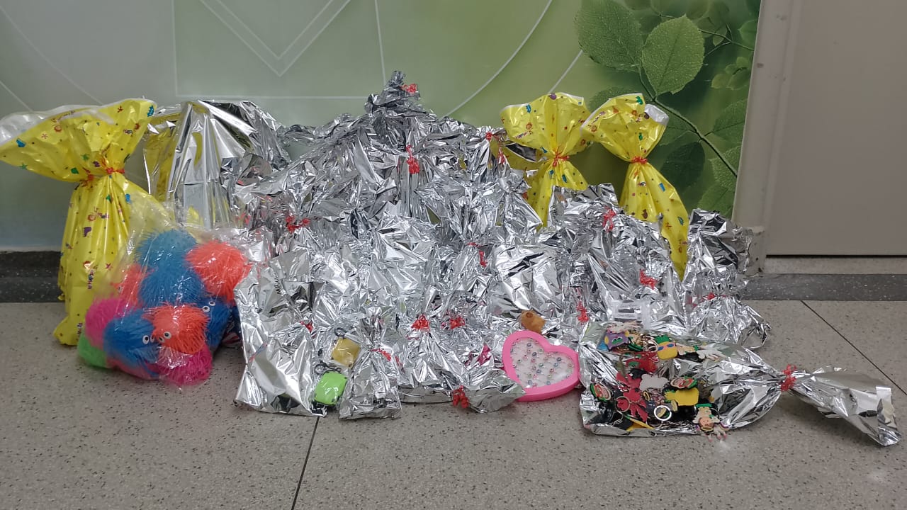 Brinquedos arrecadados em campanha são entregues às crianças do Ambulatório do HEC