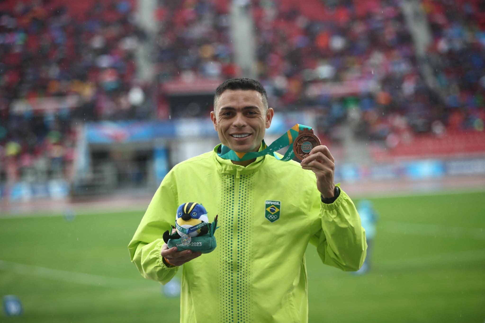 Atleta olímpico Altobeli ministra palestra para alunos de Educação Física da Unifipa