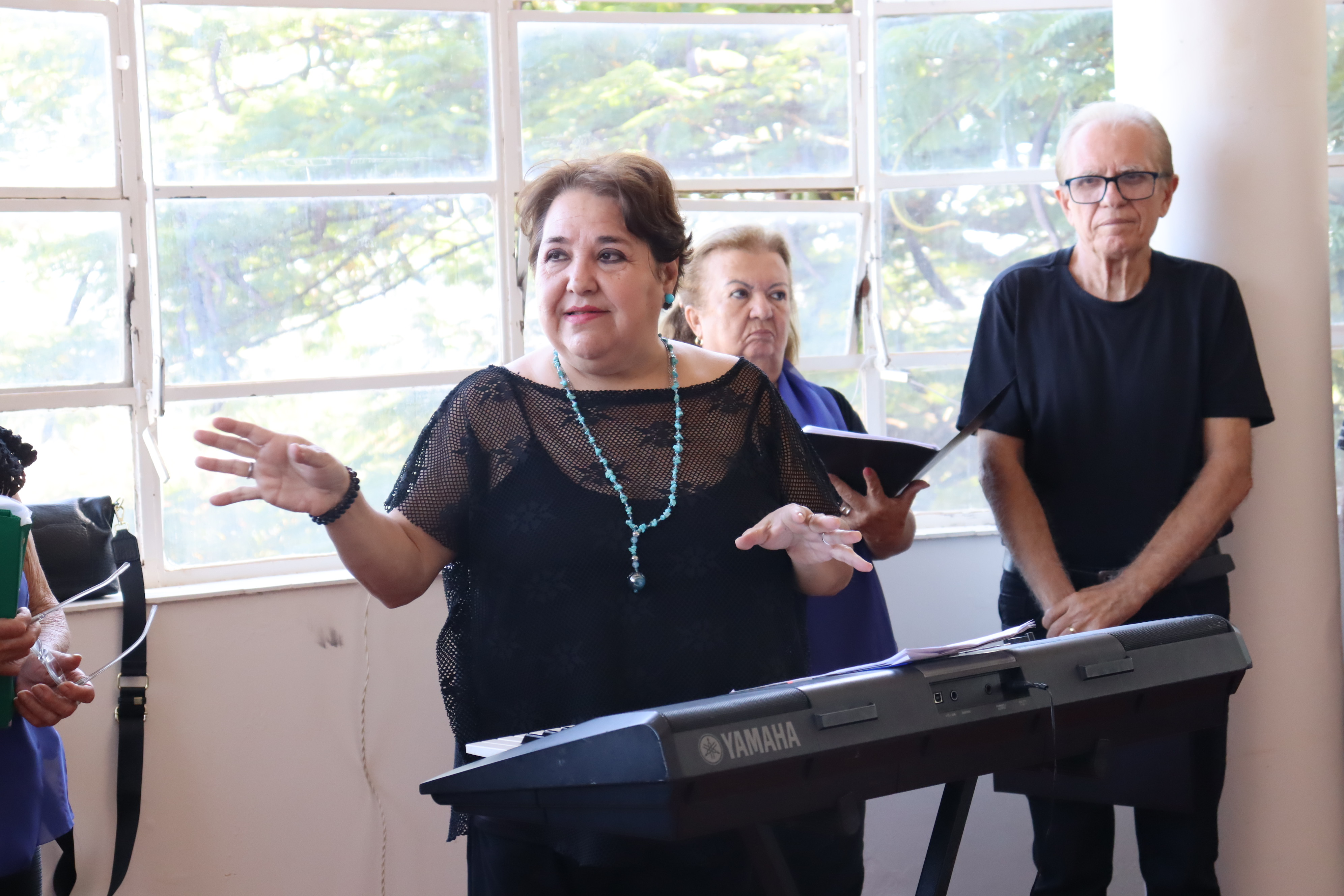 Hospital Emílio Carlos realiza homenagem de Dia das Mães com coral do SESC Catanduva