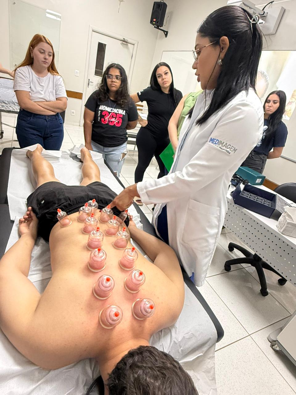 Biomedicina UNIFIPA realiza curso prático de Ventosaterapia