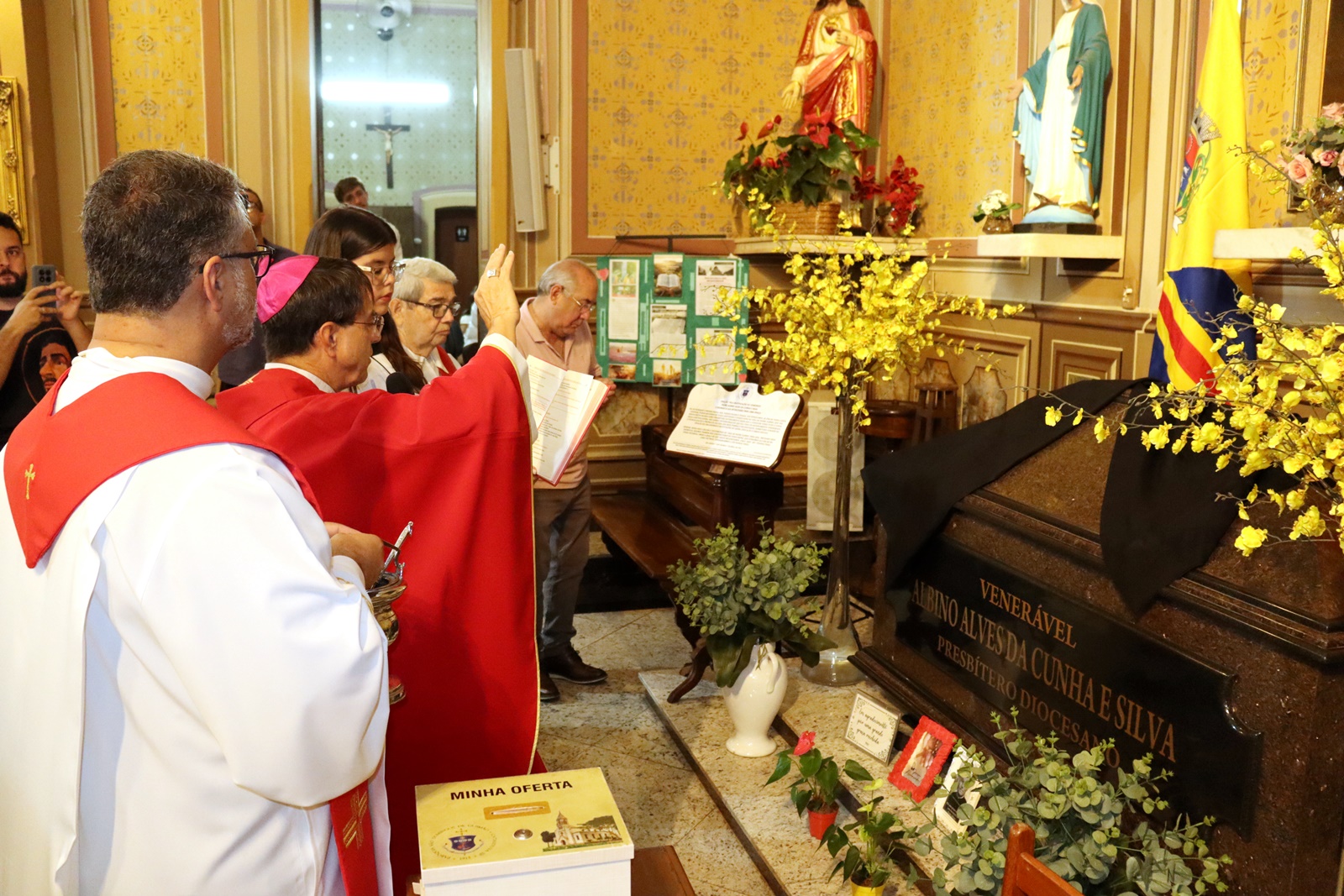Com bênção de Dom José, missa na Matriz inicia 34ª Semana Monsenhor Albino