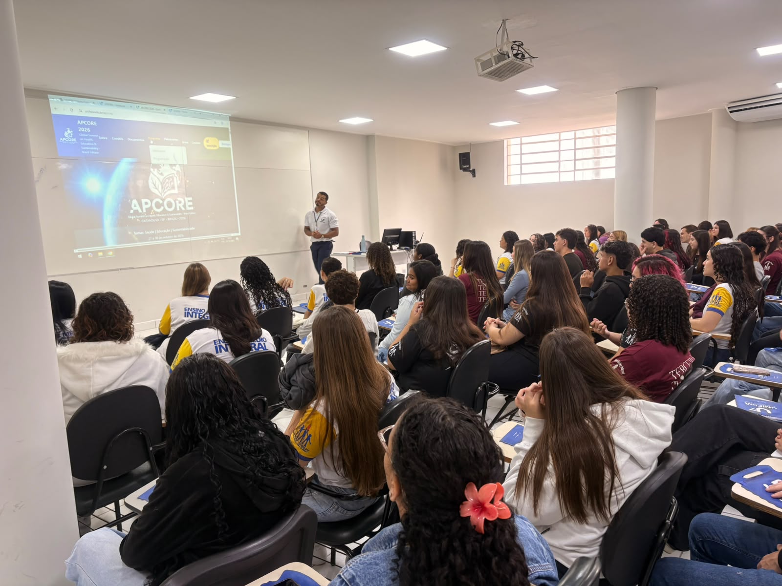 Estudantes de Novo Horizonte conhecem estrutura e cursos da UNIFIPA