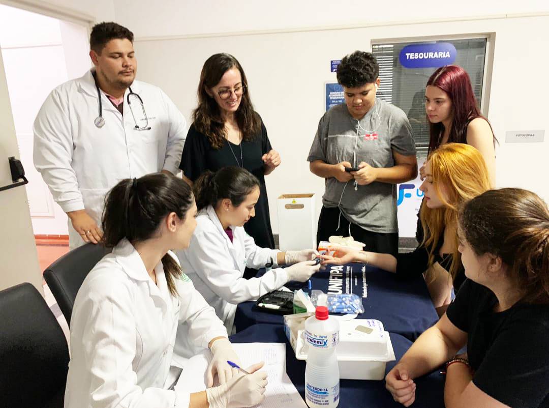 Biomedicina UNIFIPA promove monitoramento de glicemia no campus sede e no Garden Shopping