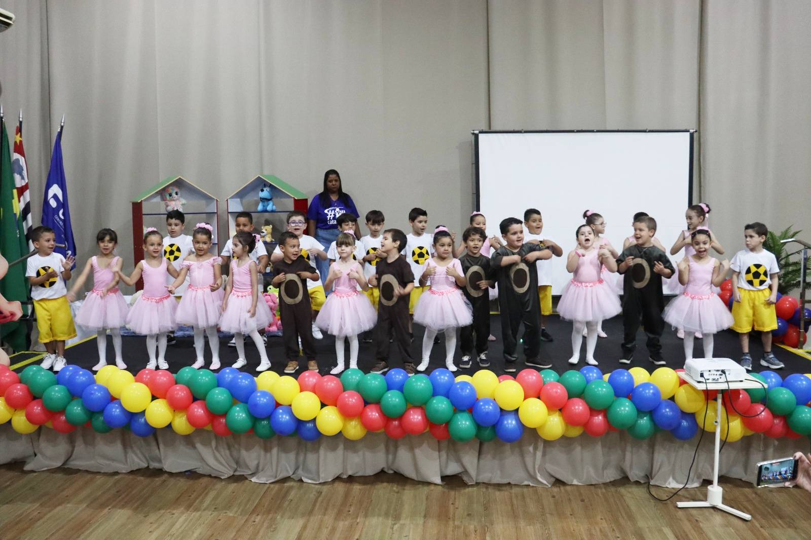 Colégio Catanduva encerra ano letivo da Educação Infantil com cerimônia