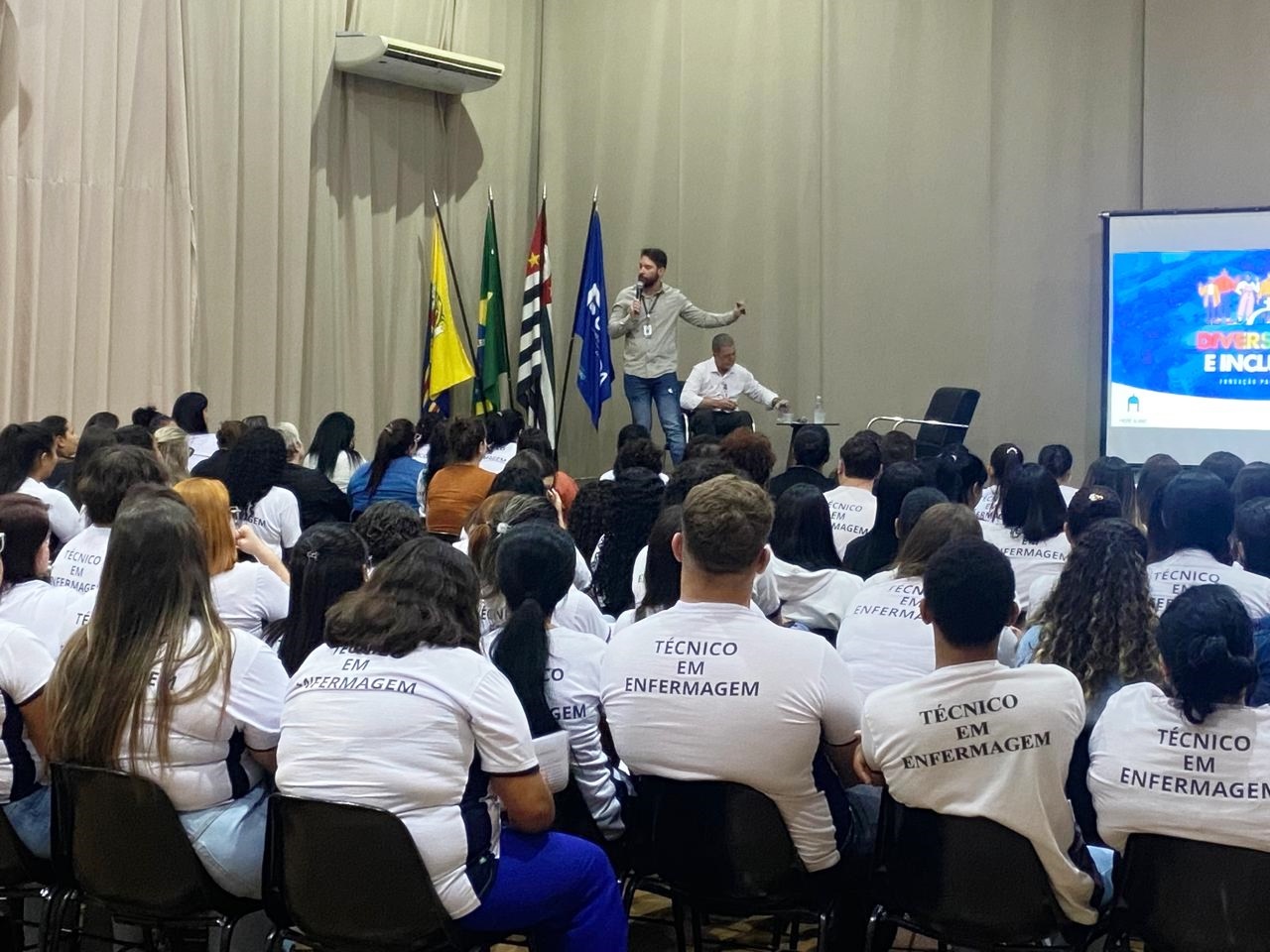 Palestra sobre Ética e Postura Profissional orienta alunos de Técnico em Enfermagem do Colégio Catanduva