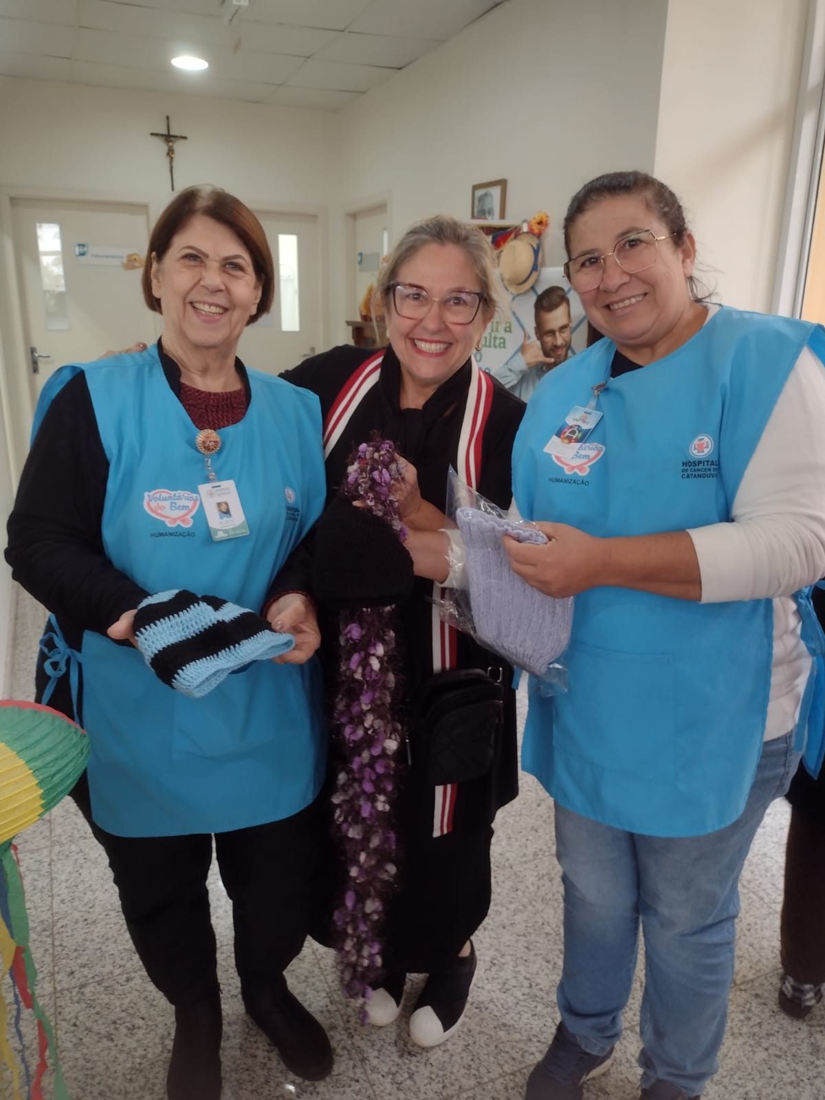 Corrente do bem aquece pacientes da Radioterapia com doação de gorros e cachecóis