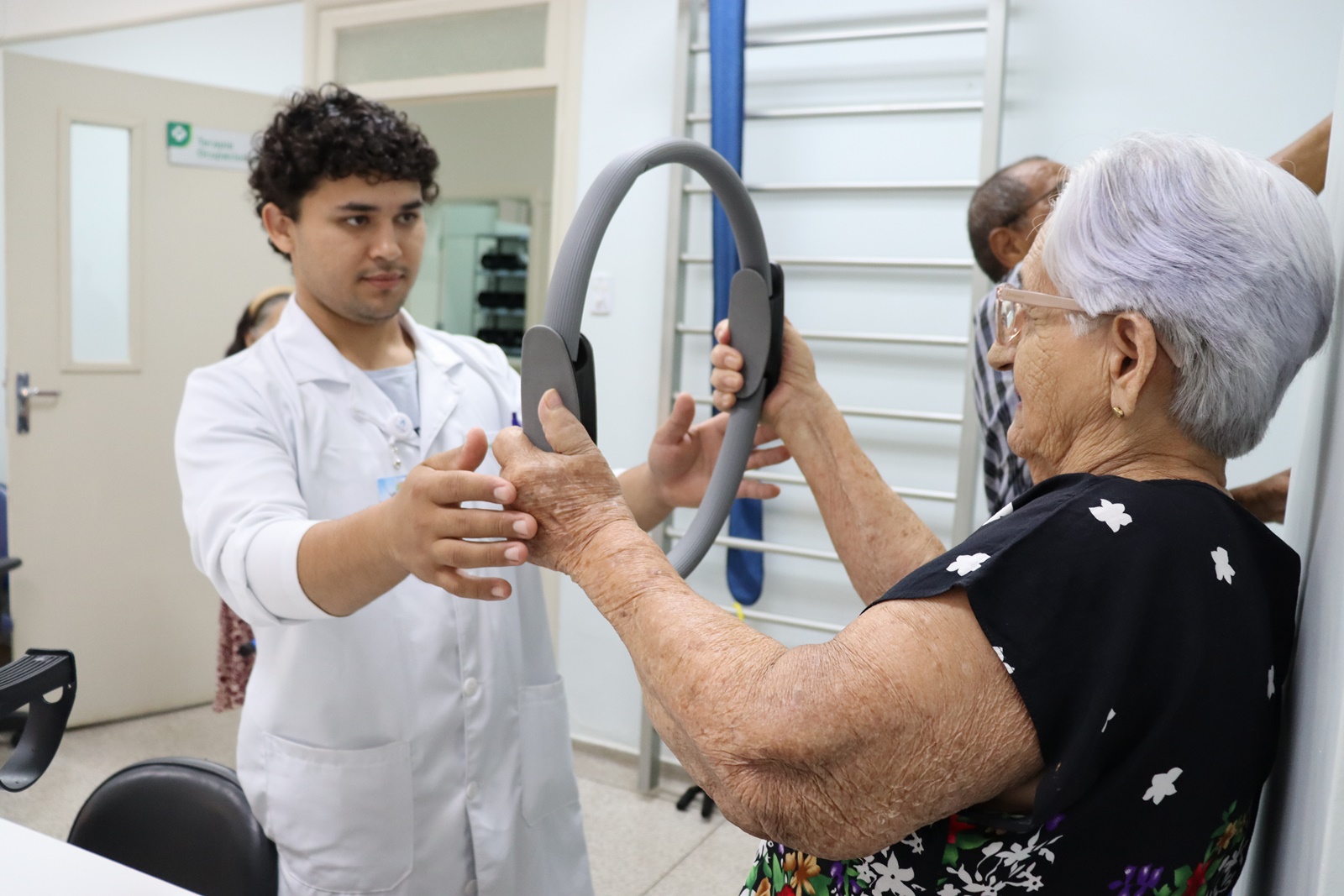 Fisioterapia: primeiros atendimentos marcam início de projeto com pessoas idosas no HEC