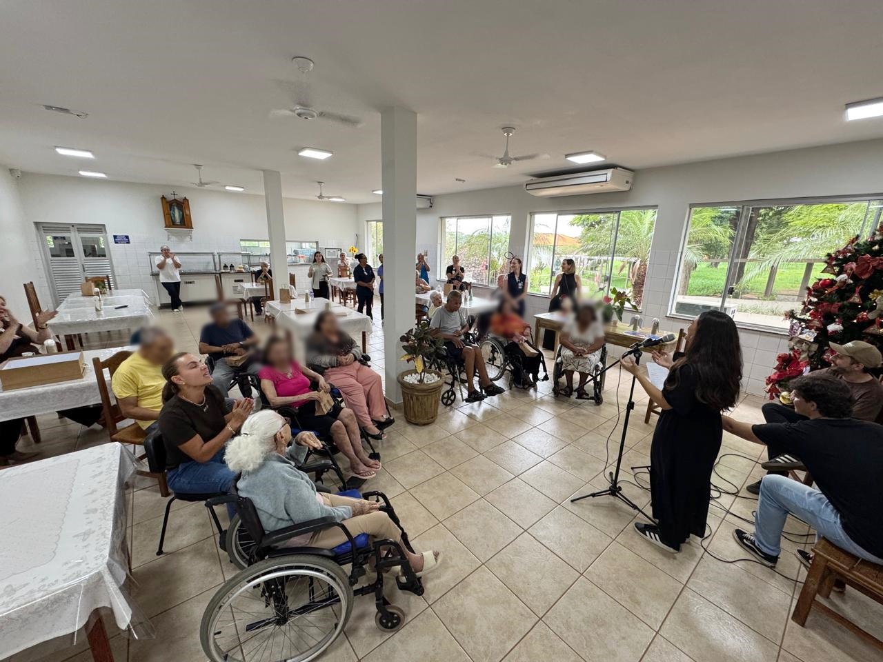 Apresentação musical encanta pessoas idosas no Recanto Monsenhor Albino