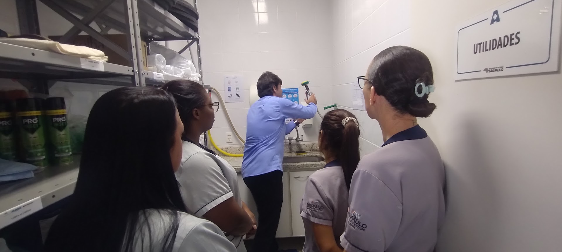 Treinamento capacita colaboradores do AME Catanduva para uso correto do chuveiro lava-olhos