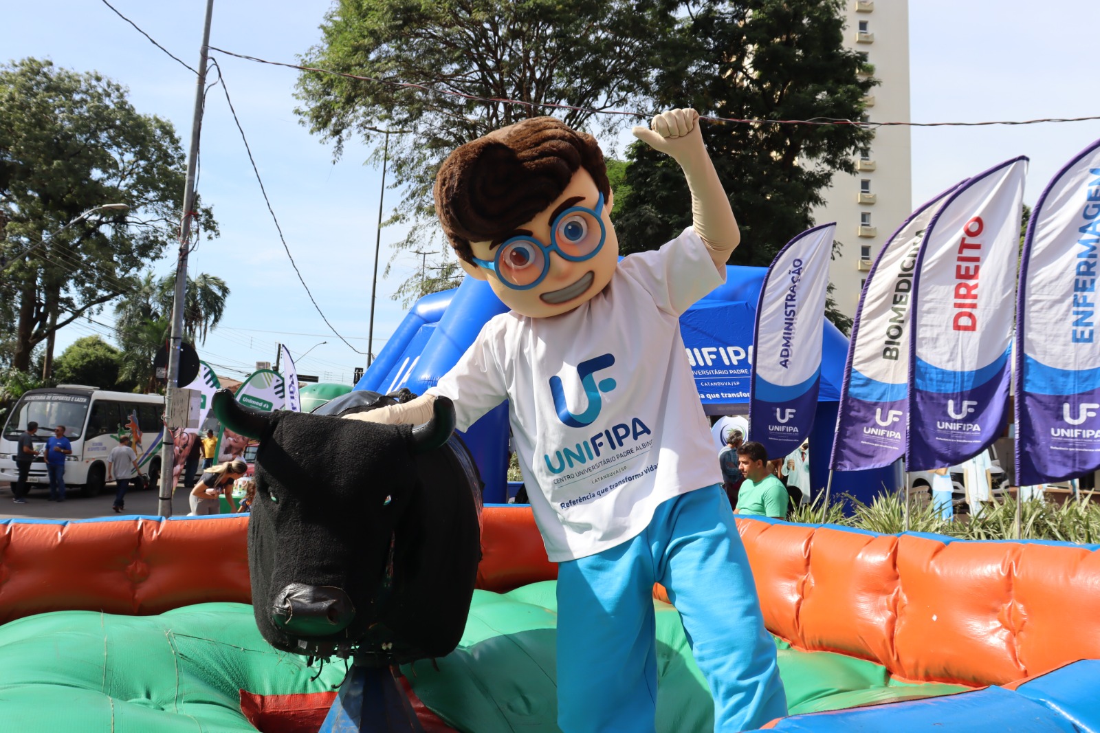 UNIFIPA participa da Parada Catanduva Rodeio Show com ações educativas e serviços gratuito