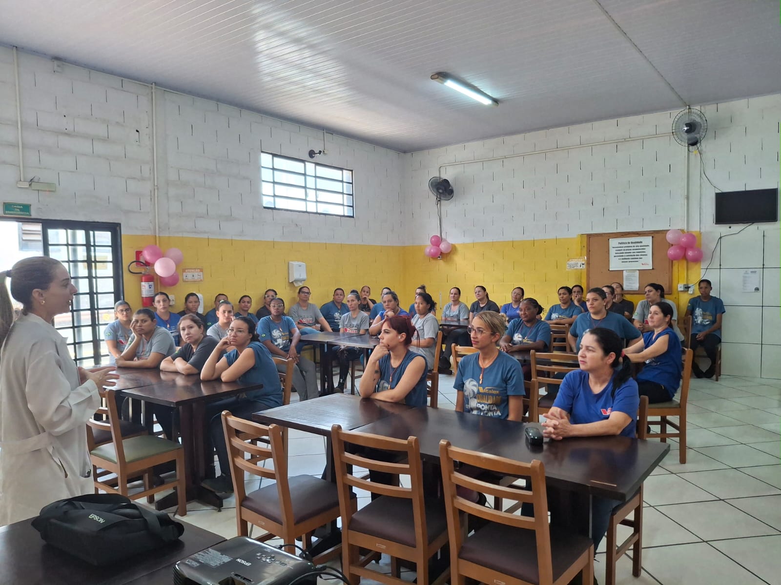 Alunos da Unifipa/Fameca promovem palestra sobre Outubro Rosa na indústria Vitalex
