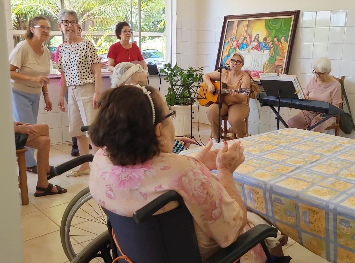 Apostolado da Oração da Matriz leva alegria ao Recanto Monsenhor Albino