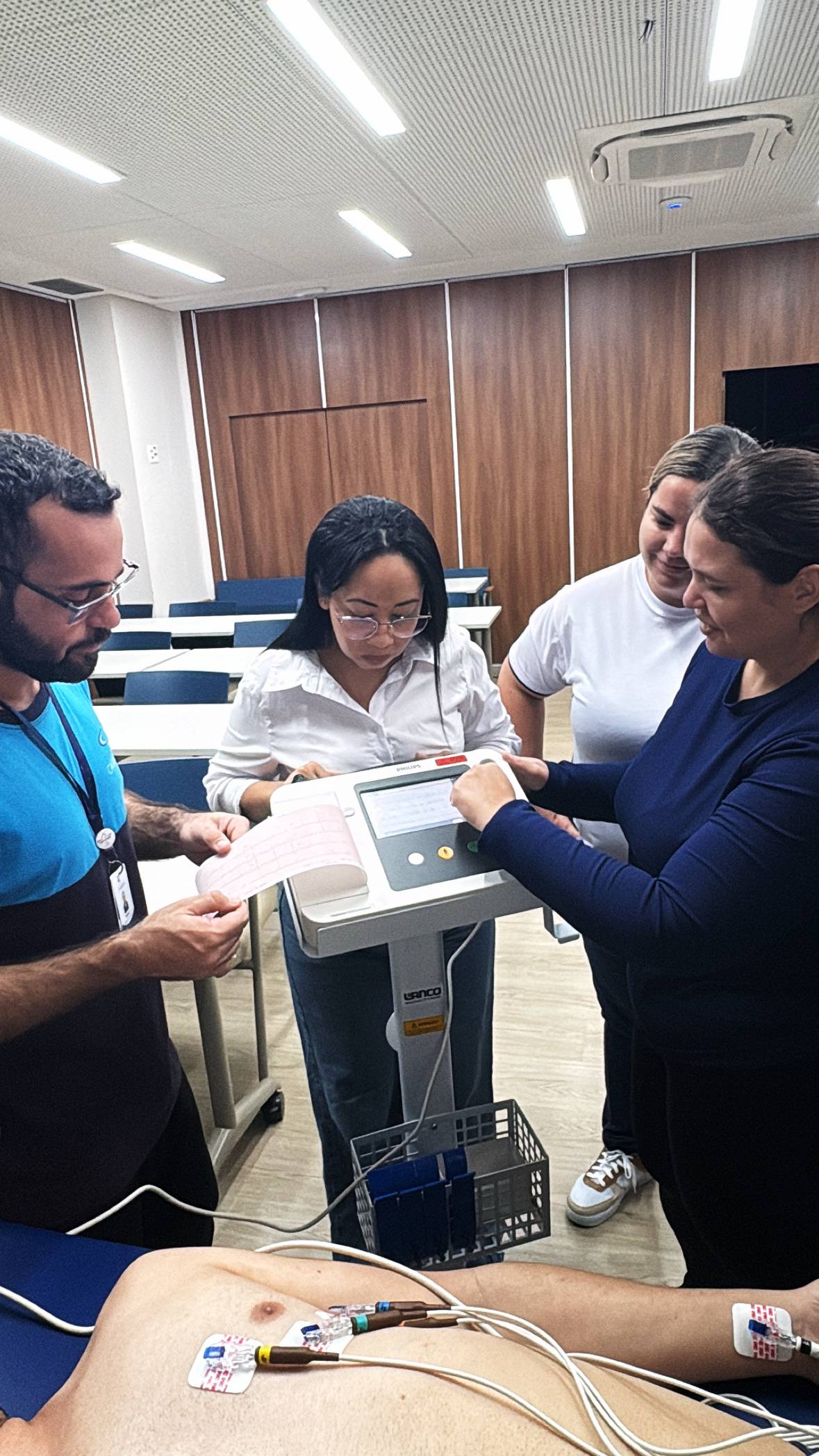 Alunos do Curso Técnico em Enfermagem participam de aula sobre eletrocardiograma