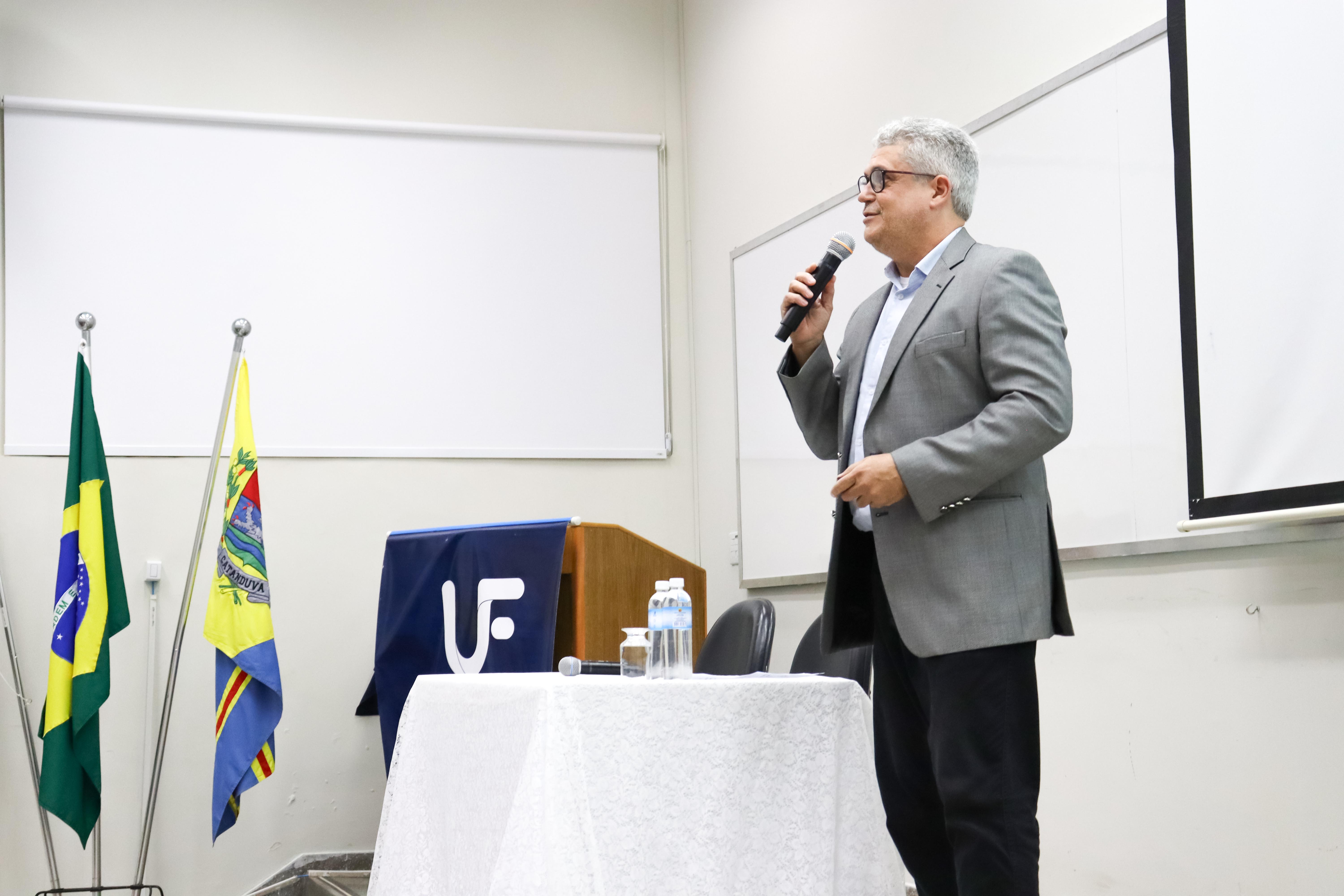 Palestra com Marcos Murari reúne acadêmicos e profissionais de Direito na Unifipa