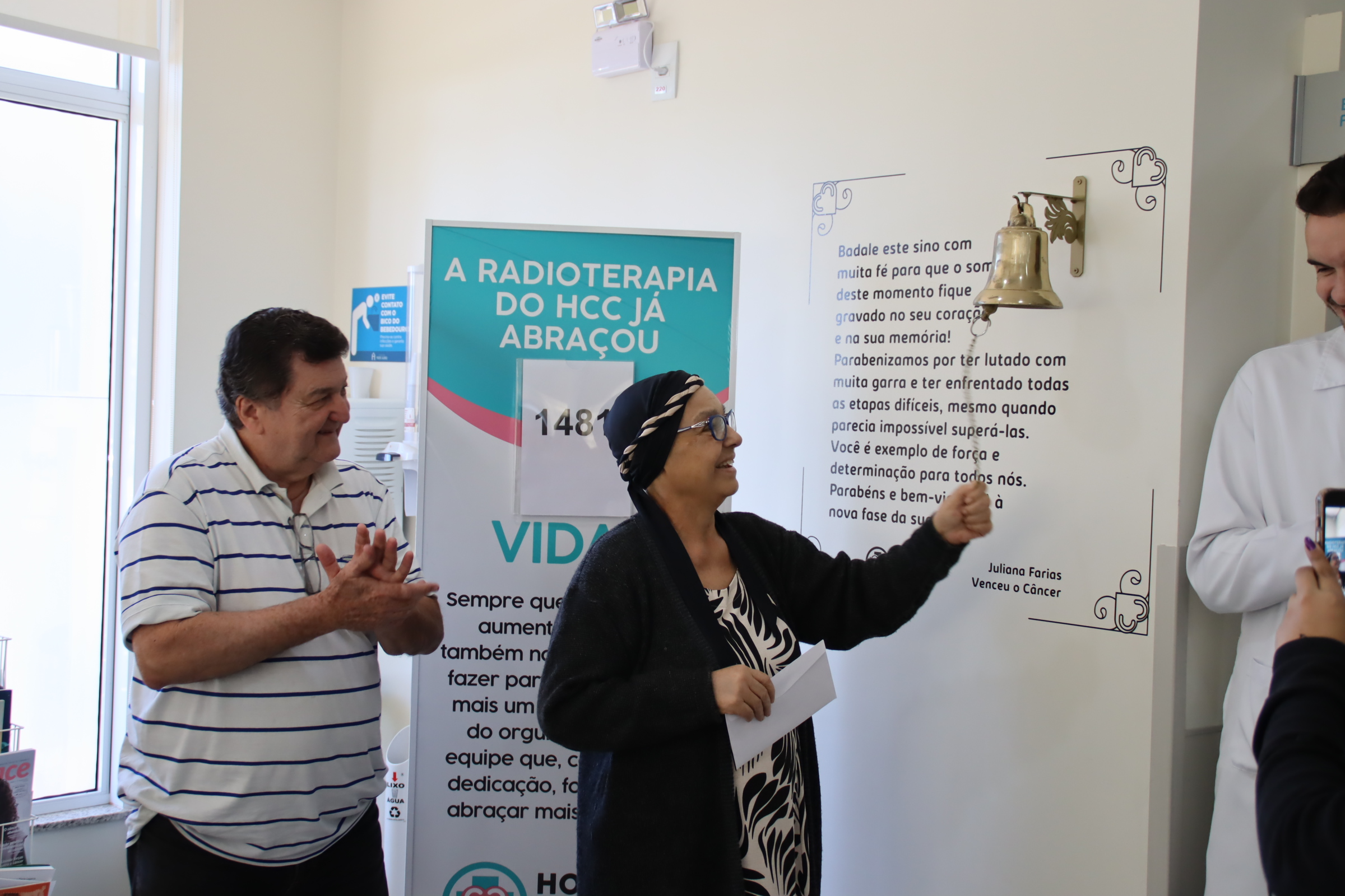 Fé, coragem e esperança: Marilena encerra radioterapia e toca Sino da Esperança no HCC