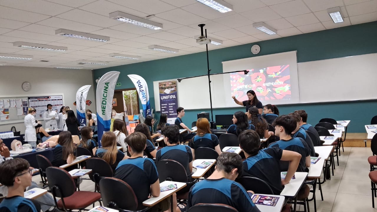 UNIFIPA participa de ciclo da Feira de Profissões em escolas de Catanduva