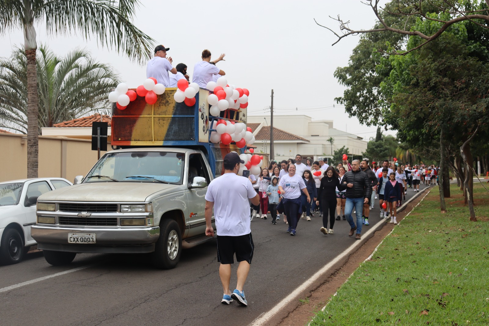 8ª Caminhada da Família do Colégio Catanduva reúne alunos e familiares na Praça João Paulo II