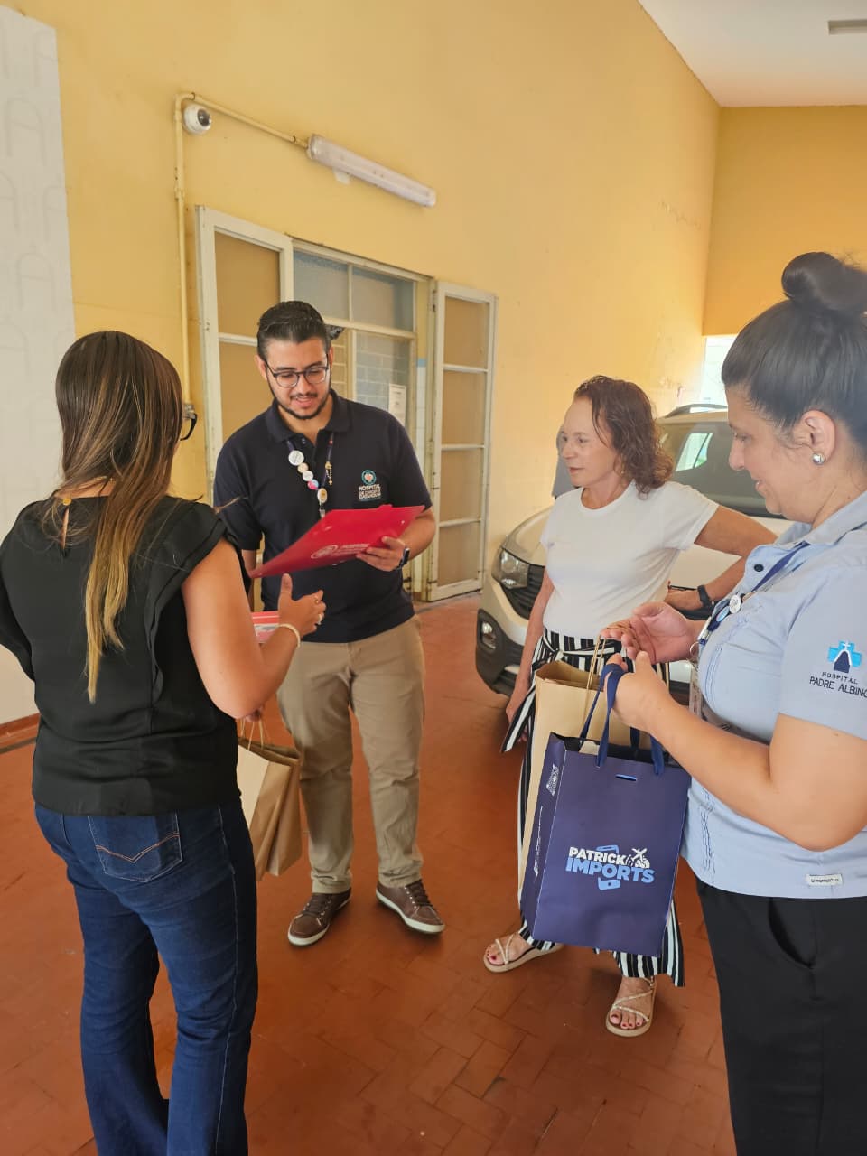 Grupo Jomini doa lacres e tampinhas ao HCC