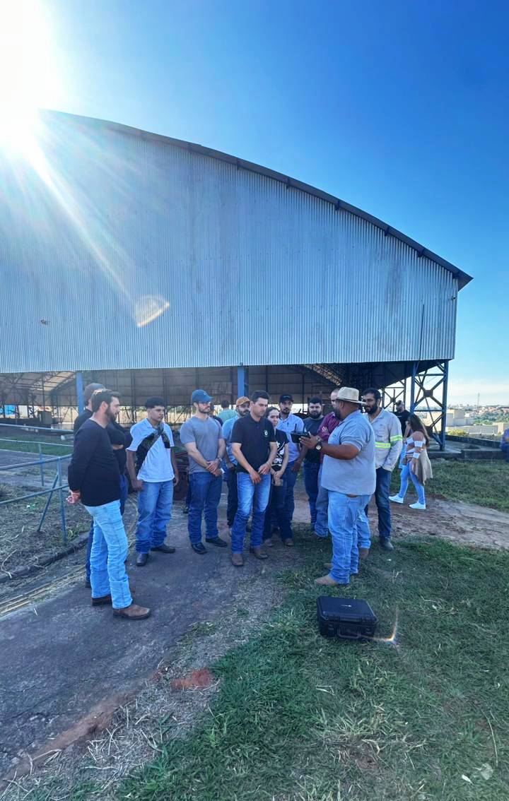 Alunos da Engenharia Agronômica UNIFIPA participam de aula prática sobre uso de drones