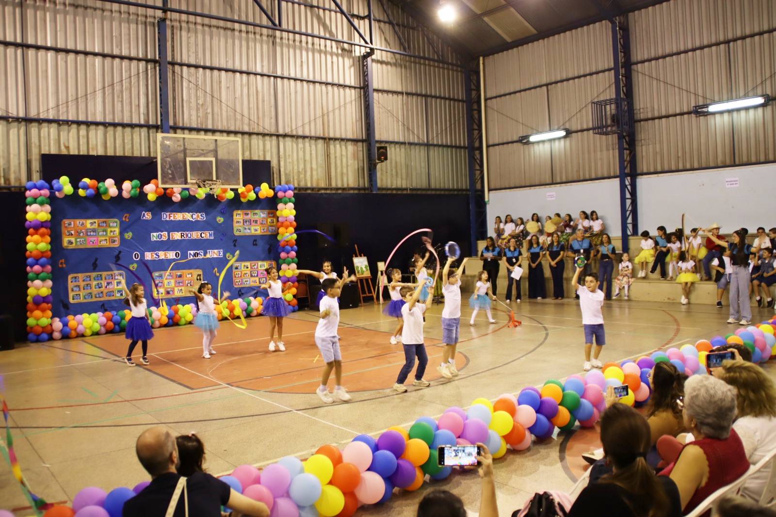Colégio Catanduva realiza VIII Show de Talentos com ação solidária