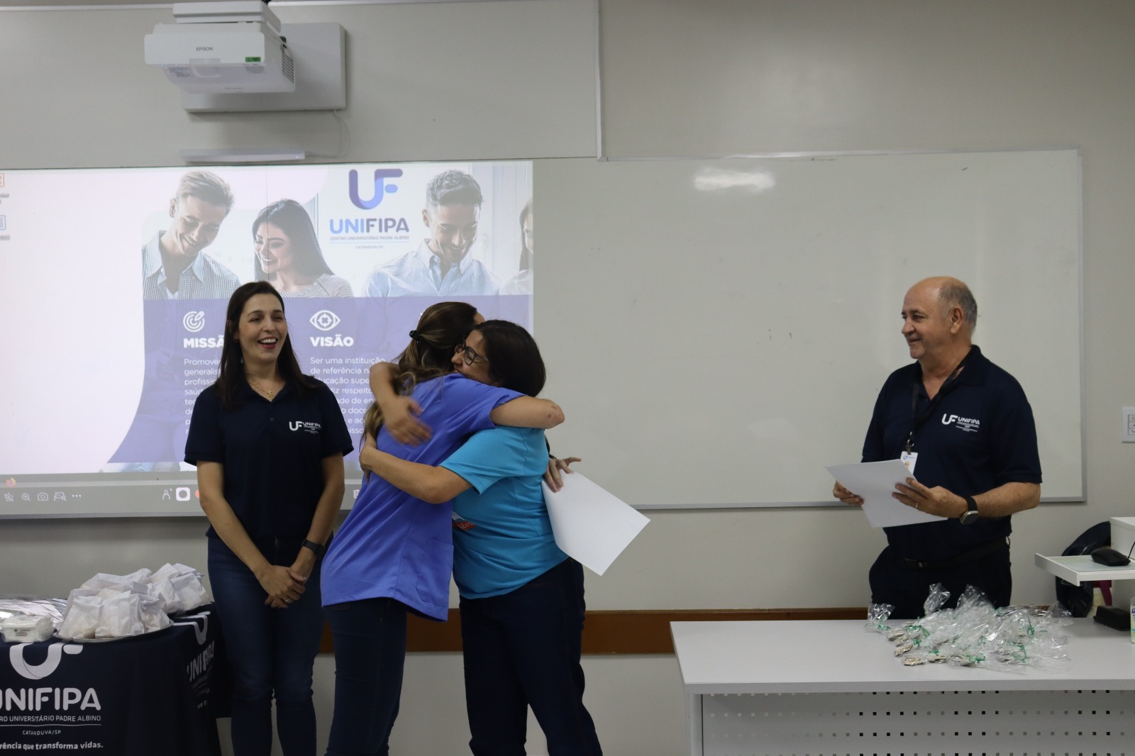 NAP UNIFIPA certifica colaboradores da Fundação Padre Albino em curso de Libras