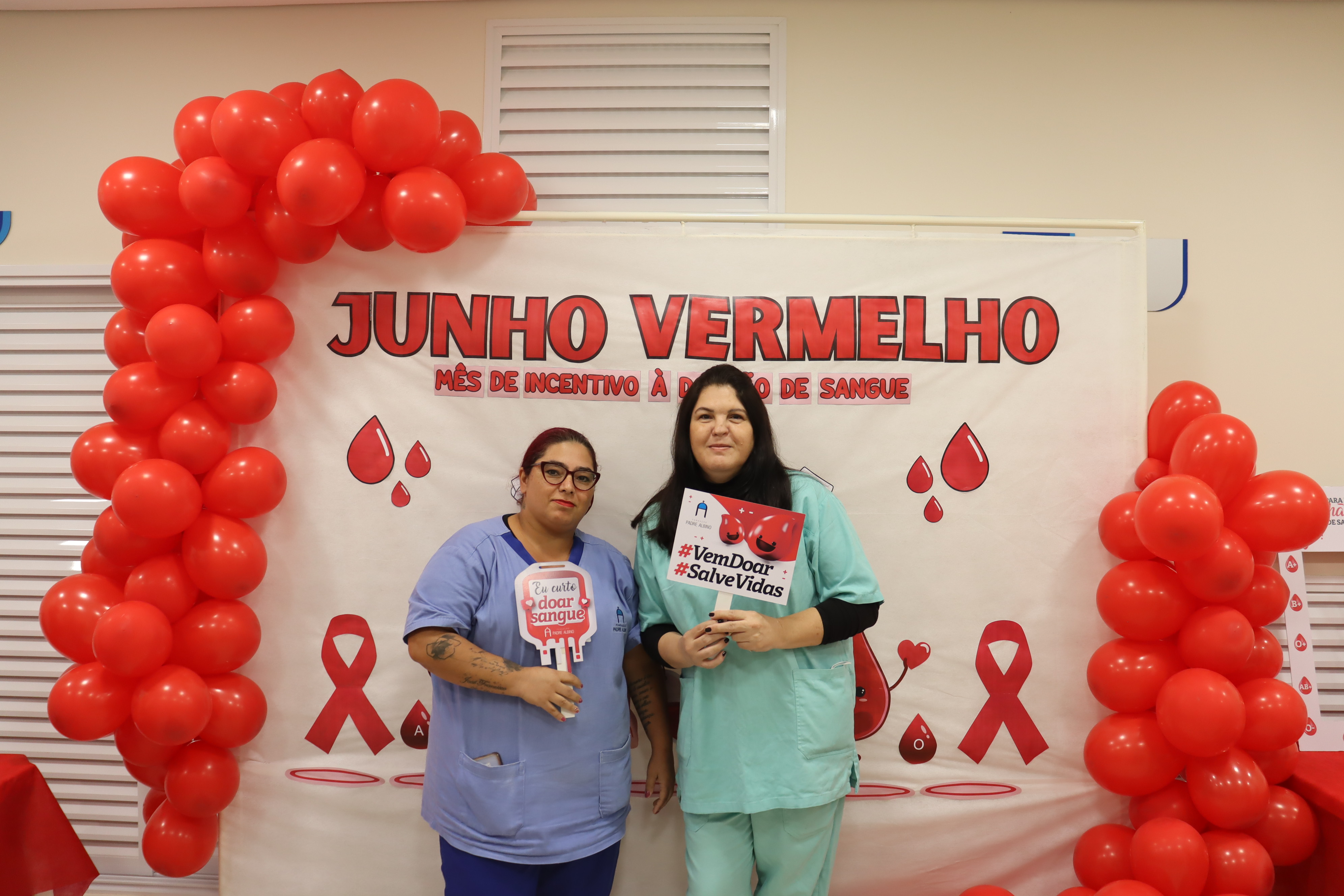 Colaboradores participam da campanha Junho Vermelho nos hospitais Padre Albino e Emílio Carlos