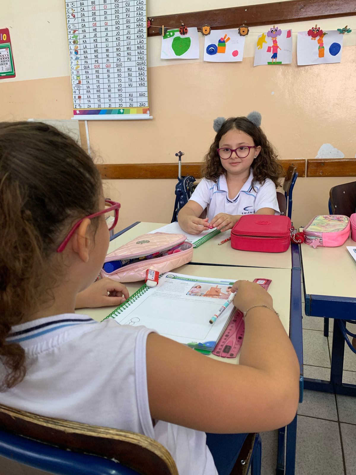 Alunos do 2º ano do Colégio Catanduva participam de aula sobre retratos e autorretratos