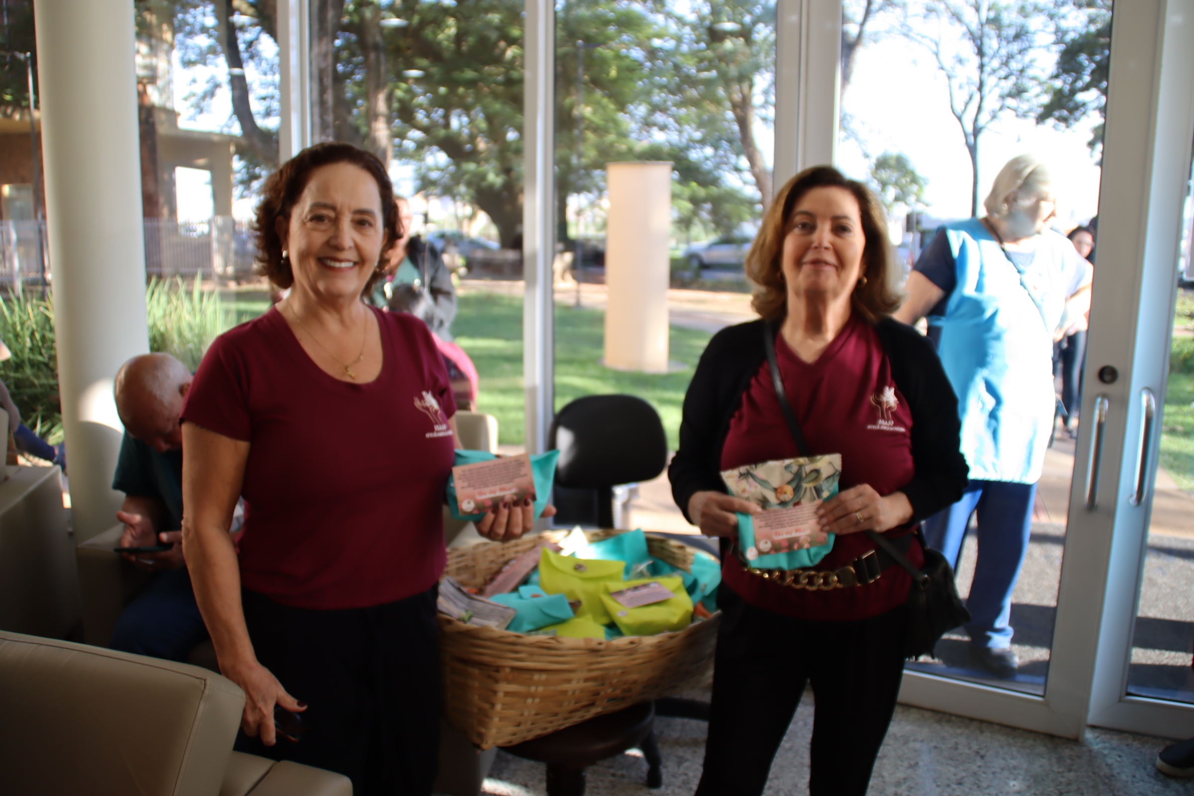 Voluntárias do Ateliê Amor ao Próximo homenageiam mães do HCC