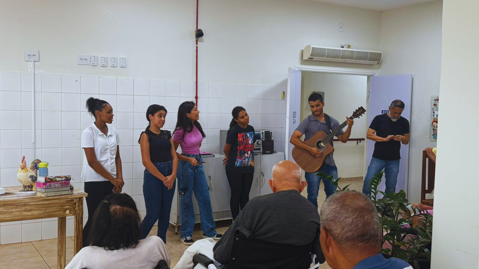 Jovens da Igreja do Evangelho Quadrangular visitam o Recanto Monsenhor Albino