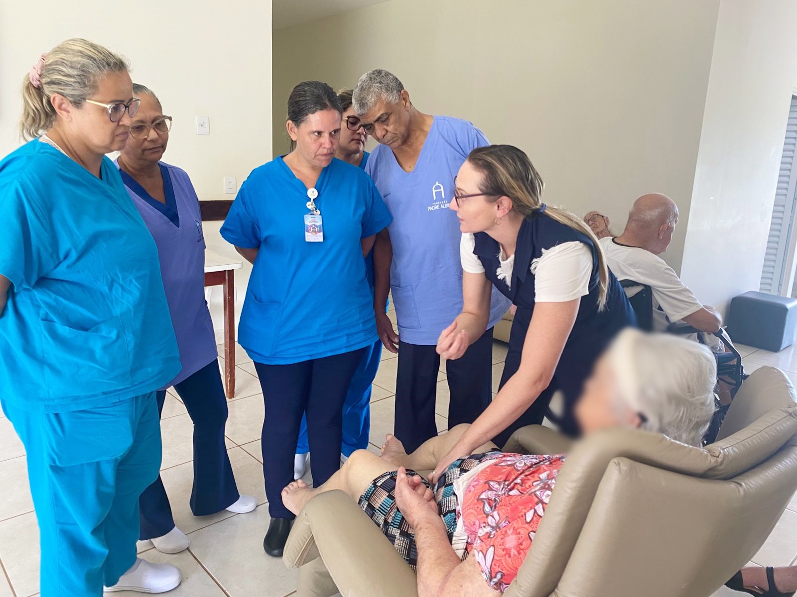 Recanto Monsenhor Albino implanta novo protocolo para cuidados com sonda vesical e treina equipe