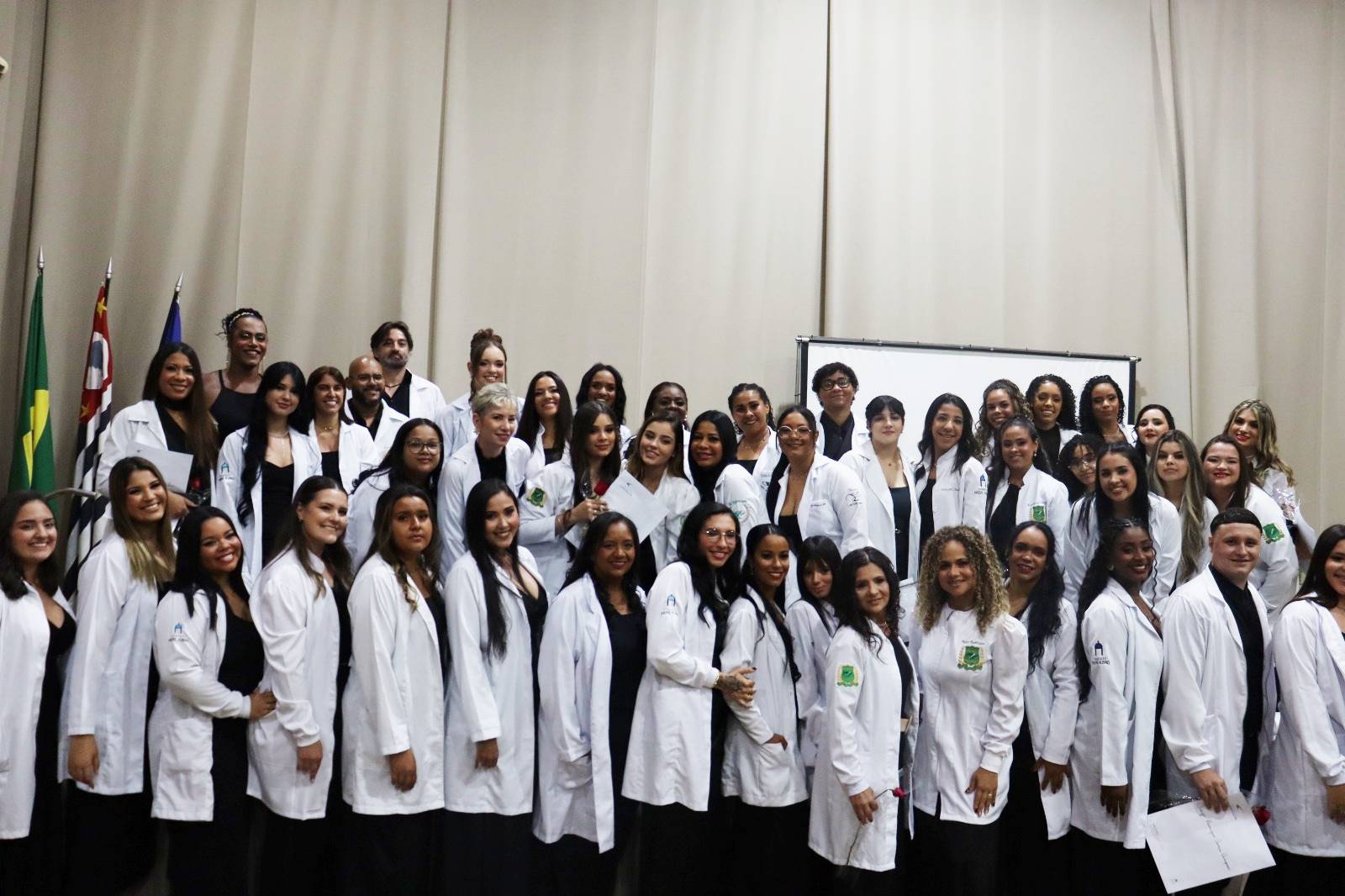 Colégio Catanduva realiza colação de grau da 9ª turma do curso Técnico em Enfermagem