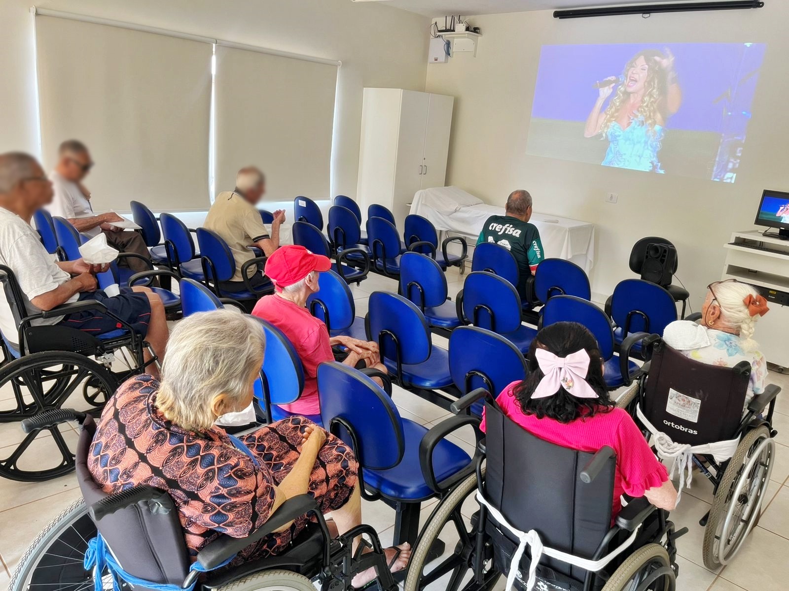 Recanto Monsenhor Albino promove tarde de cinema como terapia
