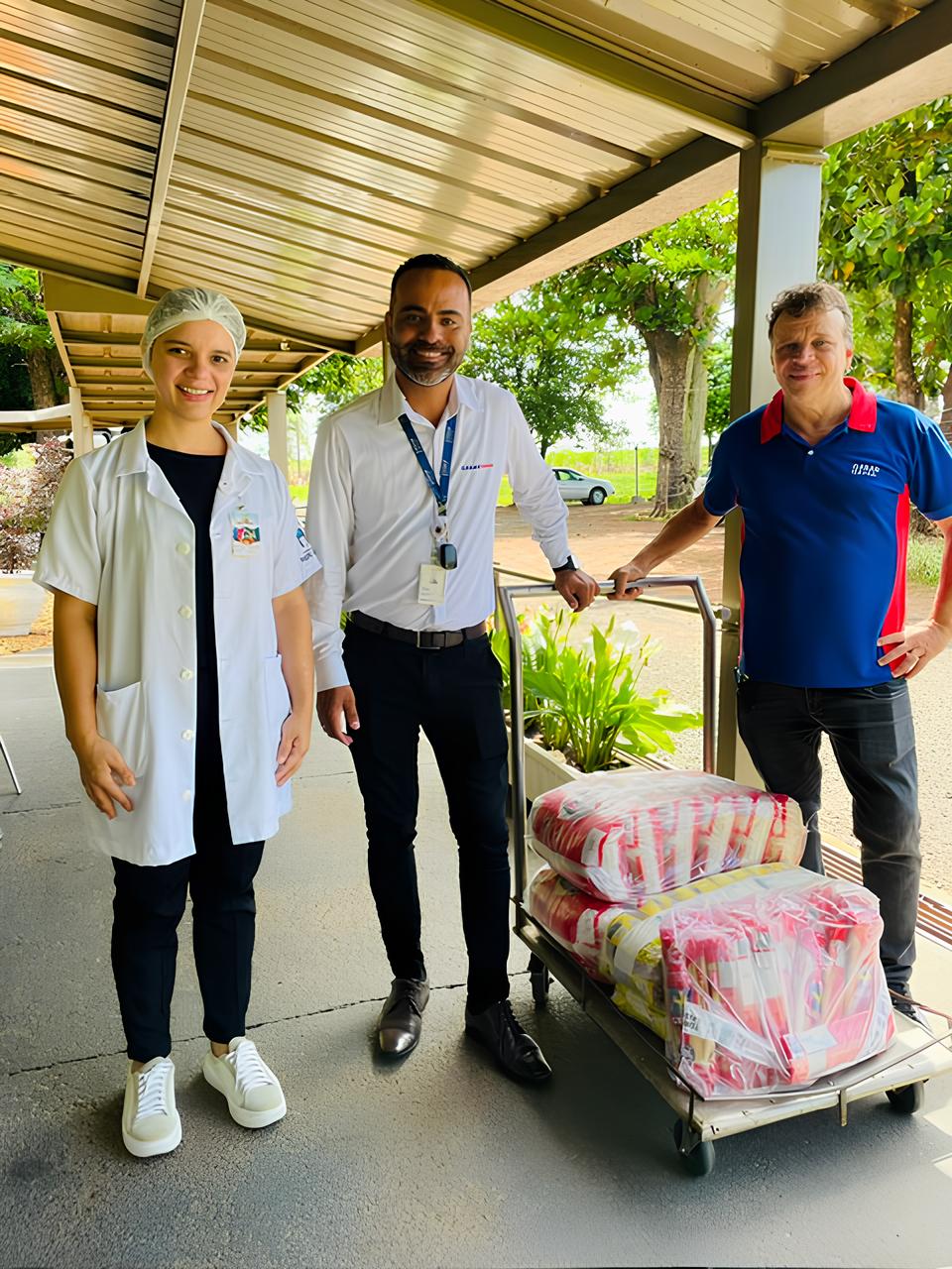 Funcionários das Casas Bahia doam 170 kg de alimentos ao Recanto Monsenhor Albino