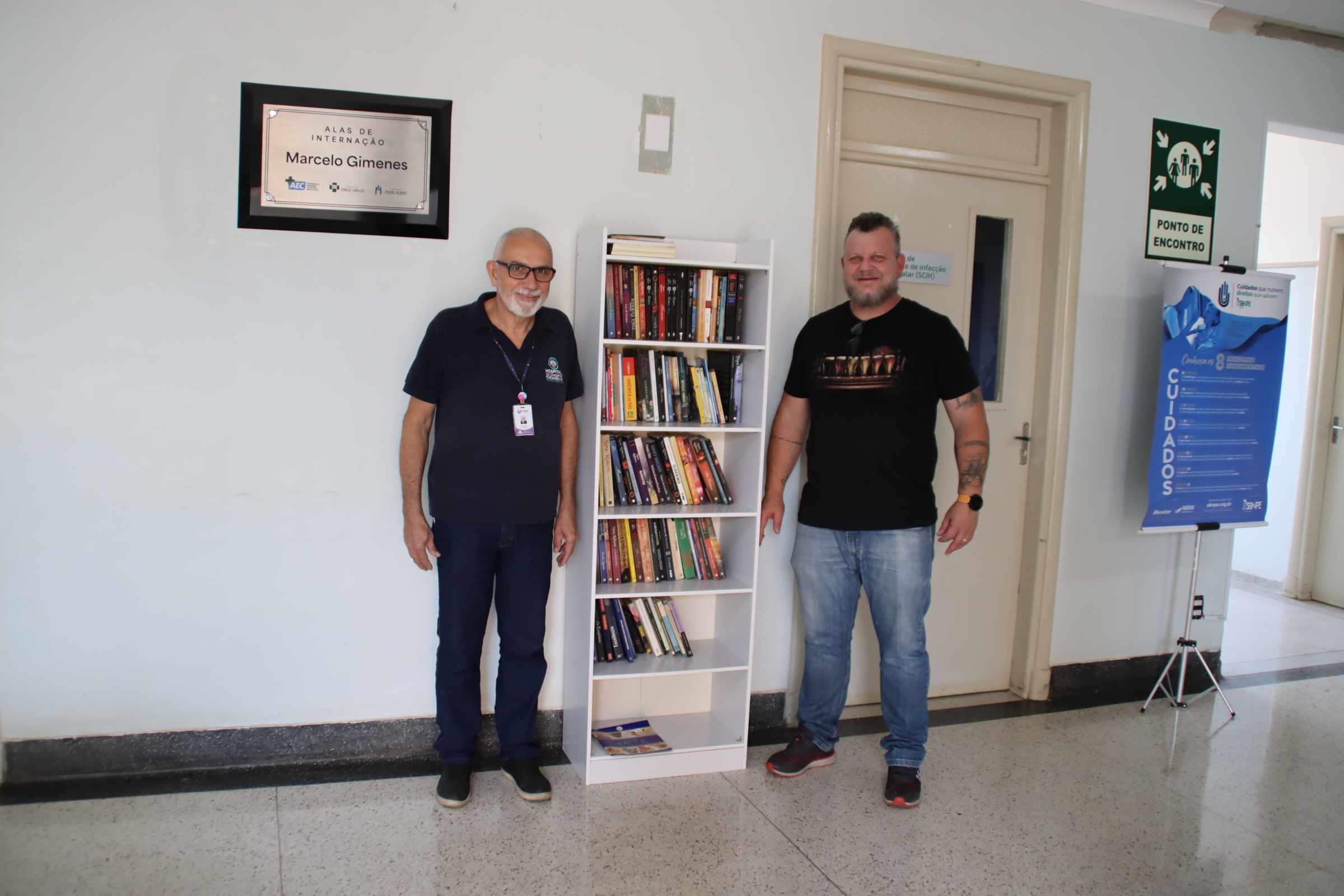 HEC recebe doação de livros
