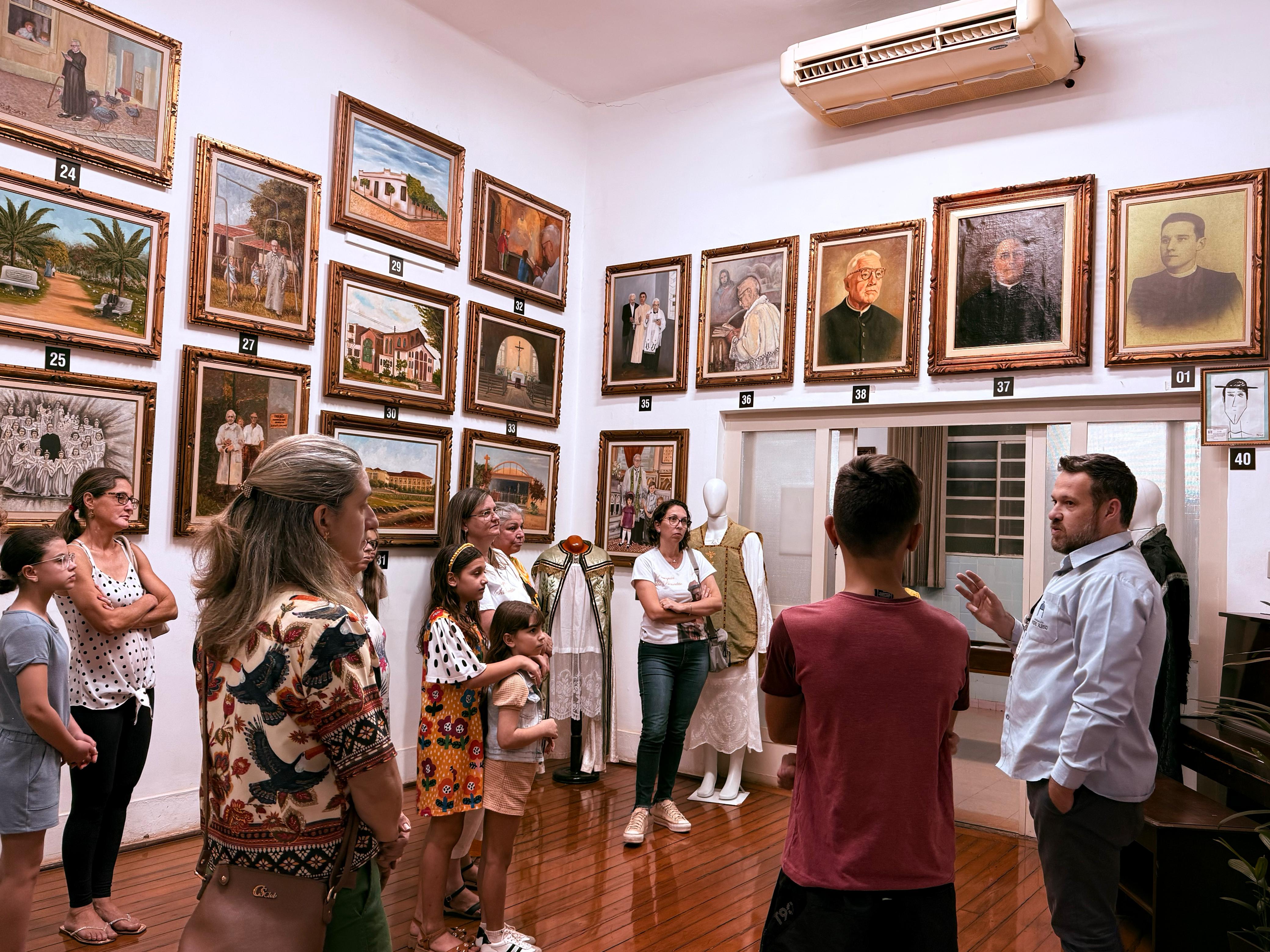 Turma de crisma da Paróquia São Benedito visita Centro Cultural e Histórico Padre Albino