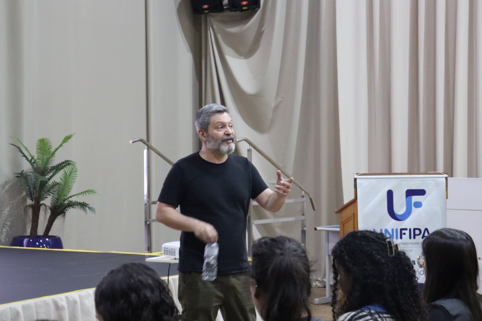 UNIFIPA recebe lançamento do livro e conferência literária com o escritor Ivan Martucci Forneron