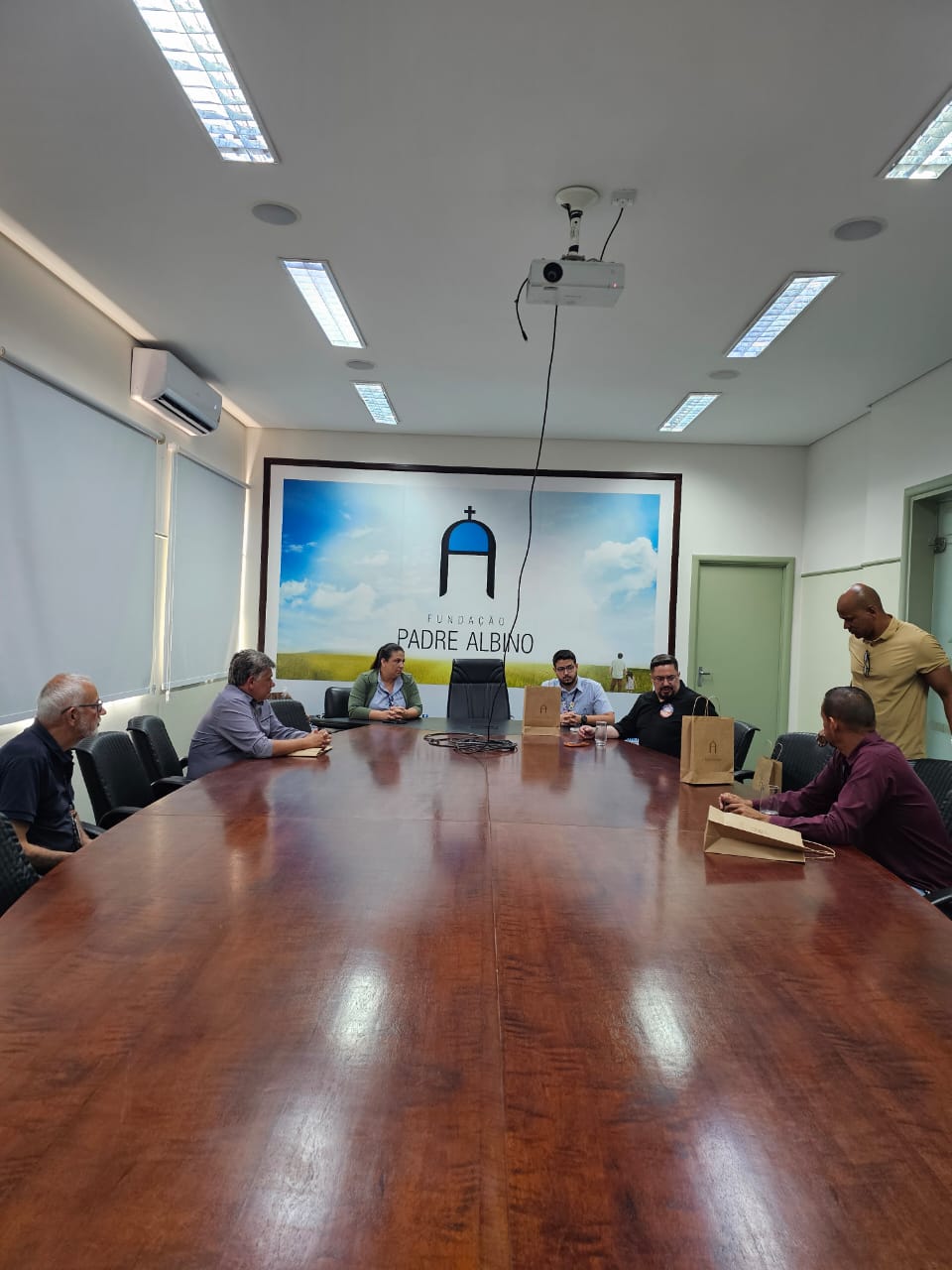 Maurício Brinquinho visita Fundação Padre Albino