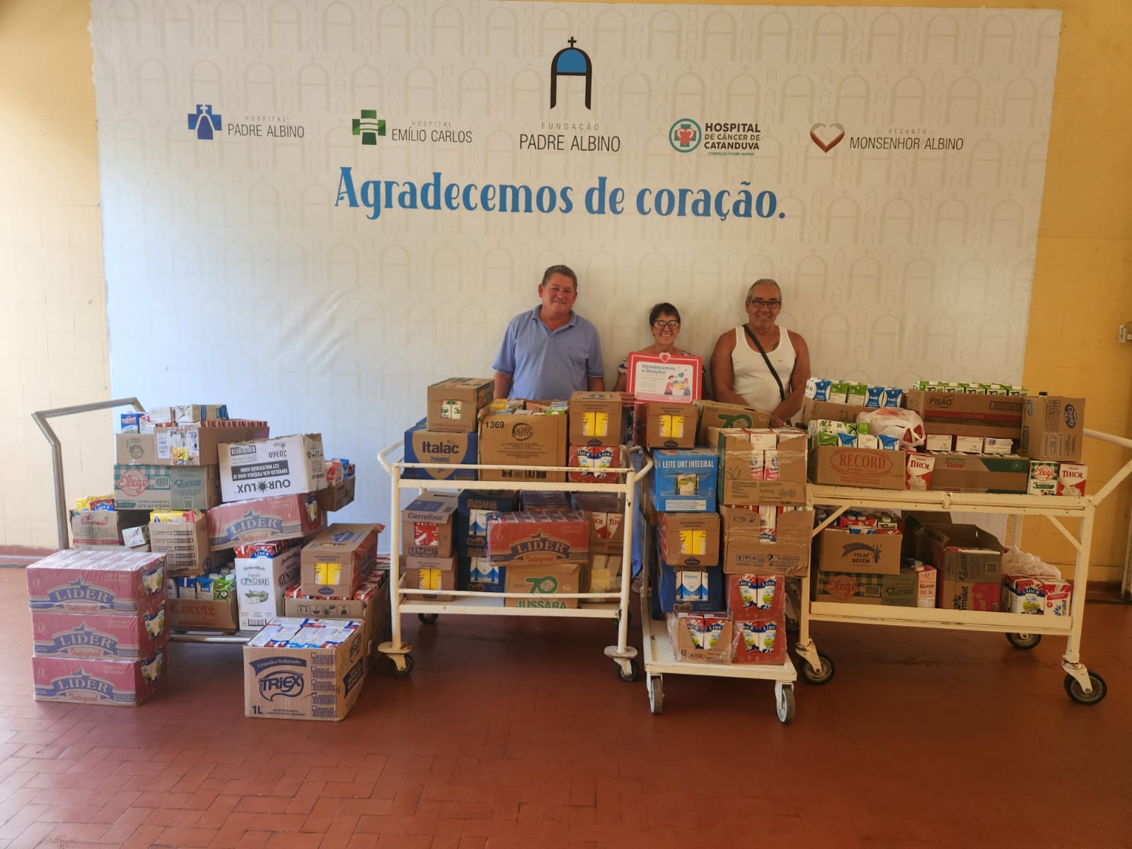 Embaúba entrega mais de 940 litros de leite e alimentos ao HCC