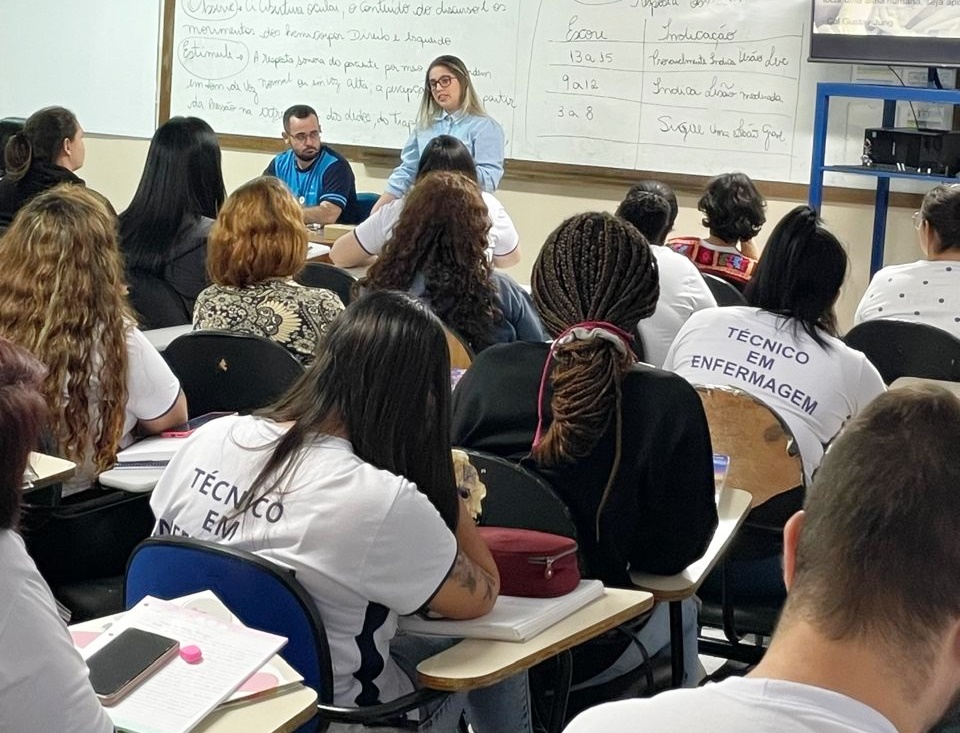 Técnico em Enfermagem do Colégio Catanduva participa de roda de conversa com ex-alunos